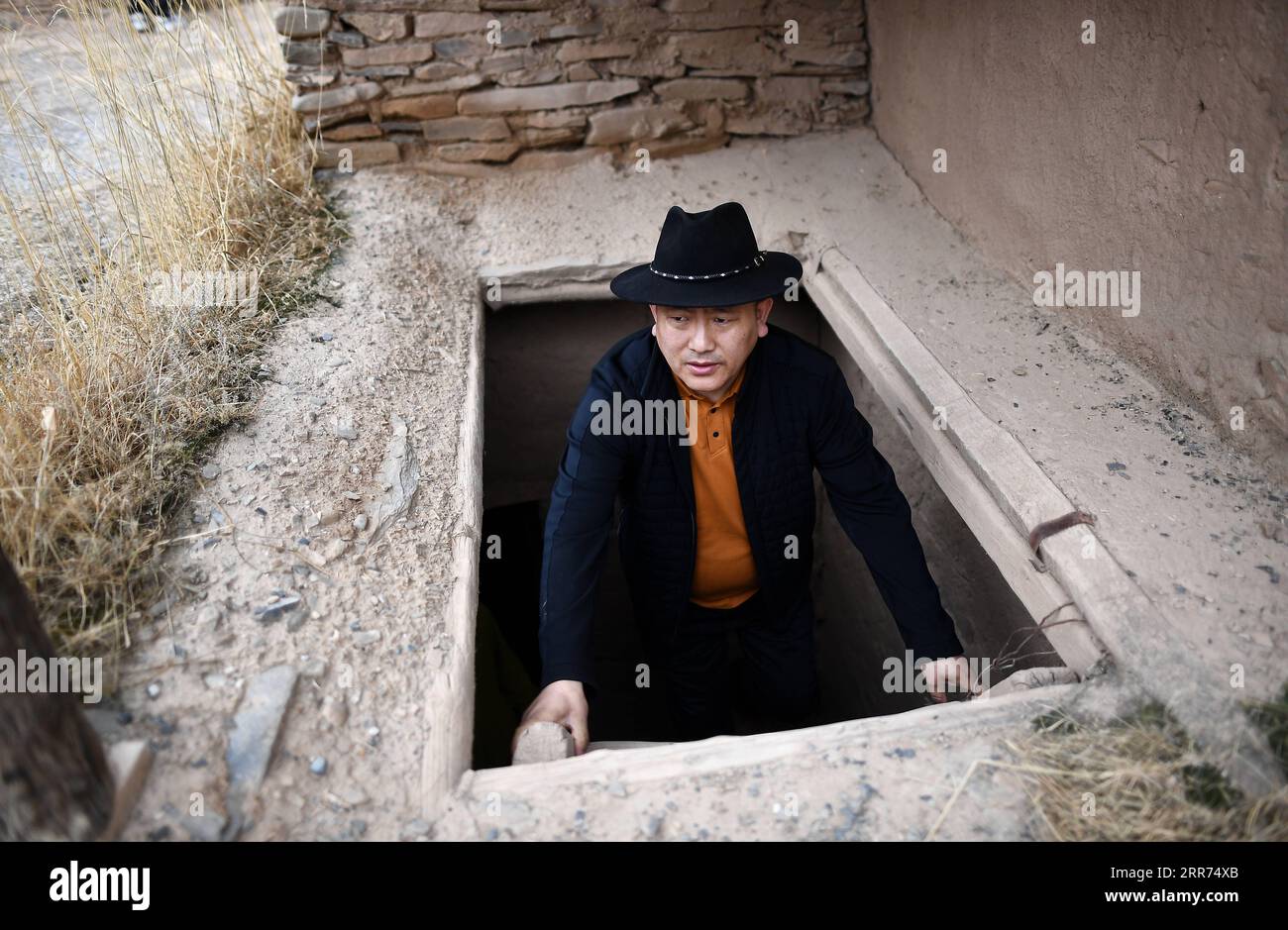 210312 -- YUSHU, 12 marzo 2021 - Nyima controlla il risultato della riparazione di un edificio tibetano tradizionale nel villaggio di Lemda, Lab Township della contea di Chindu, prefettura autonoma tibetana di Yushu, provincia del Qinghai della Cina nord-occidentale, 9 marzo 2021. Nyima, 40 anni, nacque in una famiglia di pastori nella contea di Chindu nello Yushu. Suo padre è noto localmente come artigiano nella tradizionale architettura tibetana. Influenzato da suo padre, Nyima mostrò grande interesse per l'architettura tradizionale tibetana fin dalla sua infanzia. Nel 2010, un violento terremoto colpì Yushu e danneggiò molti edifici tibetani tradizionali Foto Stock