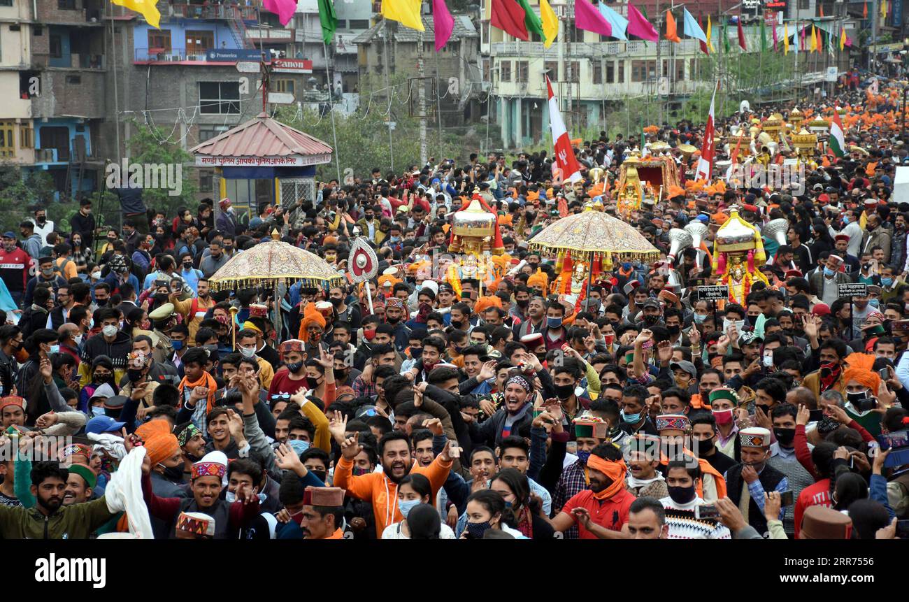 210312 -- MANDI INDIA, 12 marzo 2021 -- i devoti indù si uniscono a una processione per celebrare la festa di Maha Shivaratri a Mandi, Himachal Pradesh, India, il 12 marzo 2021. Gli indù hanno segnato il festival di Maha Shivaratri offrendo preghiere al Signore Shiva. Str/Xinhua INDIA-MANDI-MAHA SHIVARATRI FESTIVAL Stringer PUBLICATIONxNOTxINxCHN Foto Stock