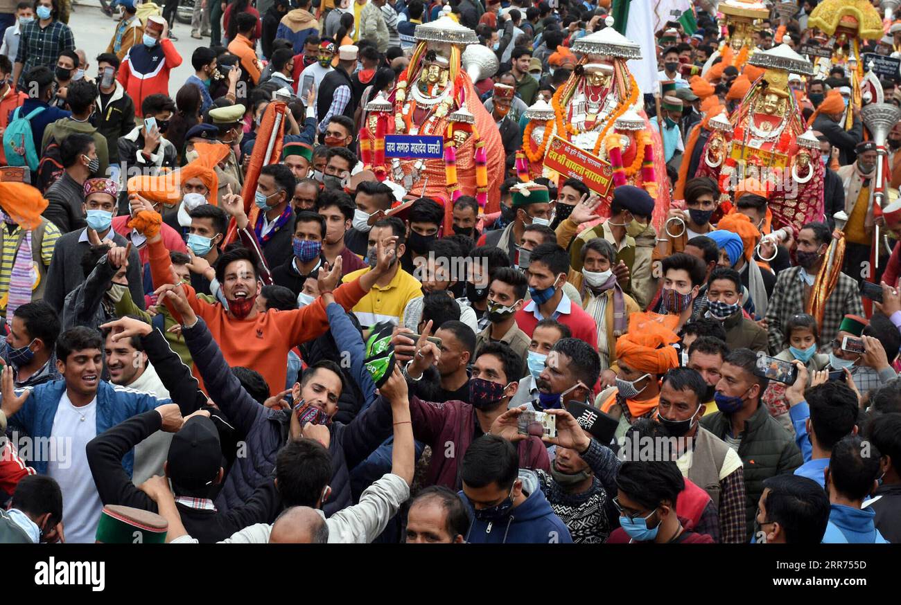210312 -- MANDI INDIA, 12 marzo 2021 -- i devoti indù si uniscono a una processione per celebrare la festa di Maha Shivaratri a Mandi, Himachal Pradesh, India, il 12 marzo 2021. Gli indù hanno segnato il festival di Maha Shivaratri offrendo preghiere al Signore Shiva. Str/Xinhua INDIA-MANDI-MAHA SHIVARATRI FESTIVAL Stringer PUBLICATIONxNOTxINxCHN Foto Stock