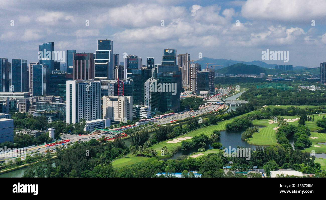 210313 -- PECHINO, 13 marzo 2021 -- foto aerea scattata il 27 settembre 2020 mostra il parco scientifico e tecnologico lungo la riva del fiume Dasha nel distretto di Nanshan di Shenzhen, nella provincia del Guangdong della Cina meridionale. Titoli di Xinhua: La Greater Bay area abbraccia un nuovo ciclo di investimenti esteri in mezzo al nuovo piano quinquennale MaoxSiqian PUBLICATIONxNOTxINxCHN Foto Stock