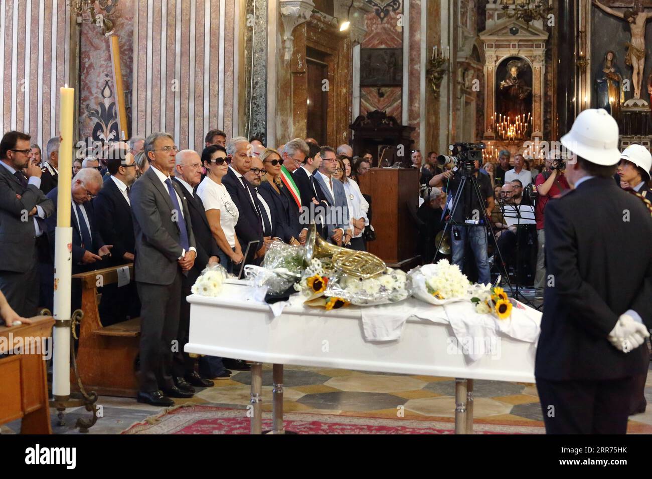 Napoli, Campania, Italia. 6 settembre 2023. Il presidente della regione Campania (De Luca), la madre Daniela di maggio, il ministro dell'interno (Piantedosi) e il ministro della cultura (Sangiuliano) in prima fila davanti alla bara del giovane musicista. Il funerale del giovane musicista Giovanbattista Cutolo ucciso con colpi d'arma da fuoco da un giovane sedicenne quartiere spagnolo nella notte del 31 agosto 2023 al termine di una disputa per futili motivi. Presenta una grande folla di amici e napoletani. All'interno della Chiesa sono presenti il Ministro dell'interno (Piantedosi), il Minista Foto Stock