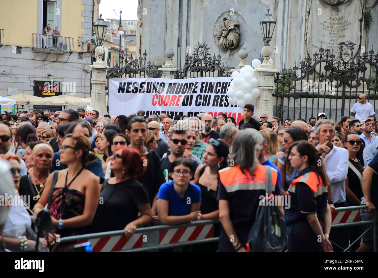 Napoli, Campania, Italia. 6 settembre 2023. Il funerale del giovane musicista Giovanbattista Cutolo ucciso con colpi d'arma da fuoco da un giovane sedicenne quartiere spagnolo nella notte del 31 agosto 2023 al termine di una disputa per futili motivi. Presenta una grande folla di amici e napoletani. All'interno della Chiesa sono presenti il Ministro dell'interno (Piantedosi), il Ministro della Cultura (Sangiuliano), il Presidente della regione Campania (De Luca), il Sindaco di Napoli (Manfredi) e varie autorità pubbliche e politiche per rendere omaggio a questo giovane musicista di grande talento artistico. ( Foto Stock