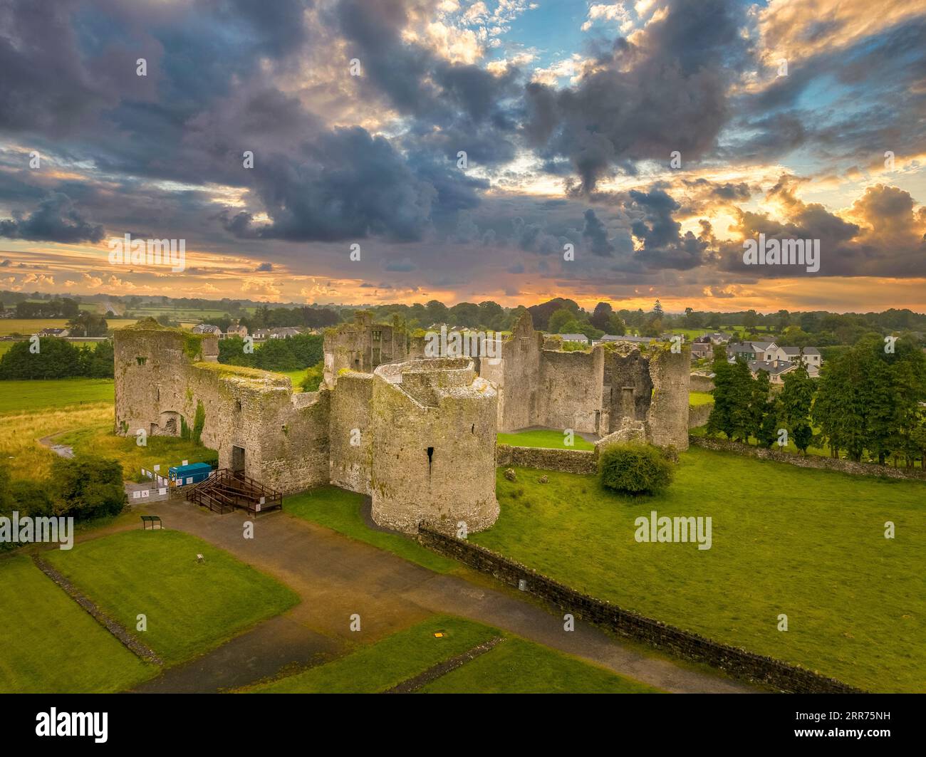 Vista aerea del castello di Roscommon in Irlanda, roccaforte anglo-normanna a forma quadrangolare con grandi torri rotonde agli angoli Foto Stock
