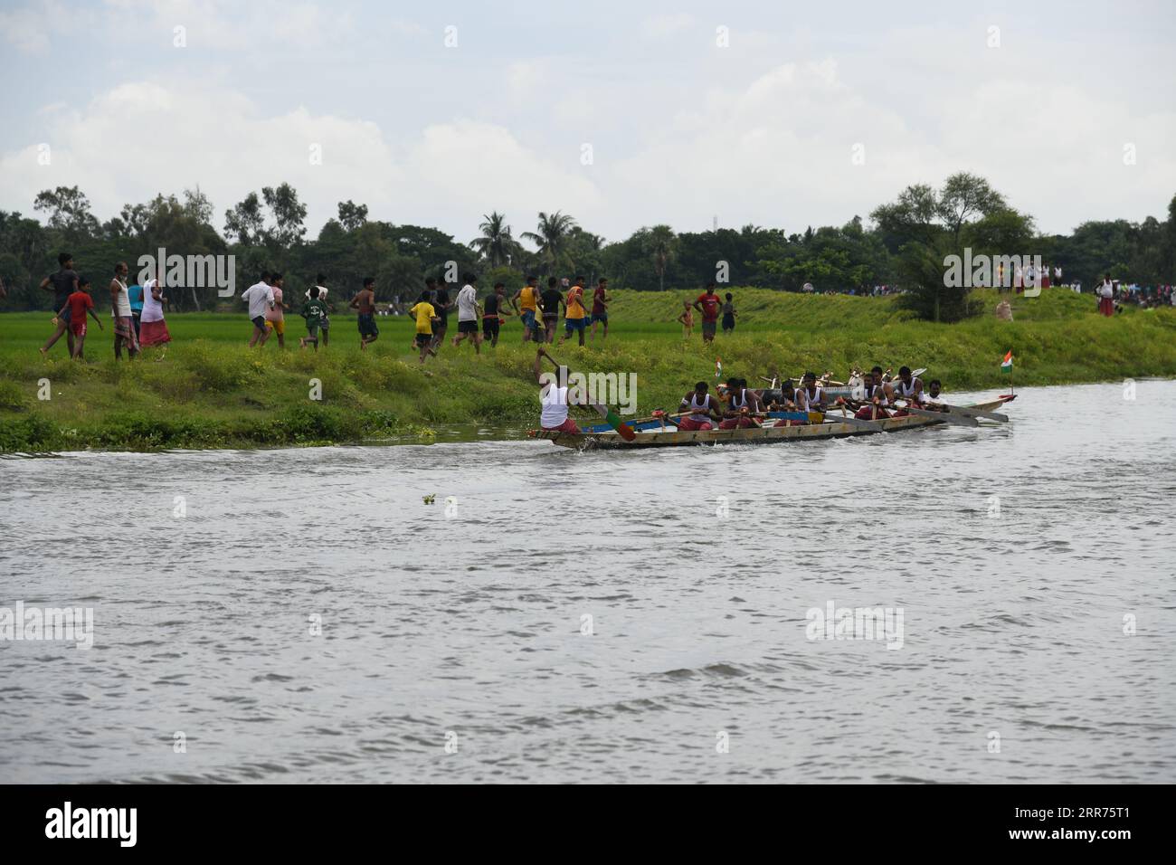 Kolkata, India. 6 settembre 2023. Tradizionale ottavo festival annuale di gare in barca nei Sundarbans sul fiume Thakuran (chiamato anche Jamira) nei Sundarbans con migliaia di tifosi locali a Betberia ghola, a circa 50 km di distanza da Calcutta. Dove sei barche lunghe 60 piedi che partecipano con 9 barcaioli ciascuna organizzata dagli abitanti del villaggio di Ramamari e Gobramari, South 24 Parganas, West Bengal. (Foto di Biswarup Ganguly/Pacific Press) Credit: Pacific Press Media Production Corp./Alamy Live News Foto Stock