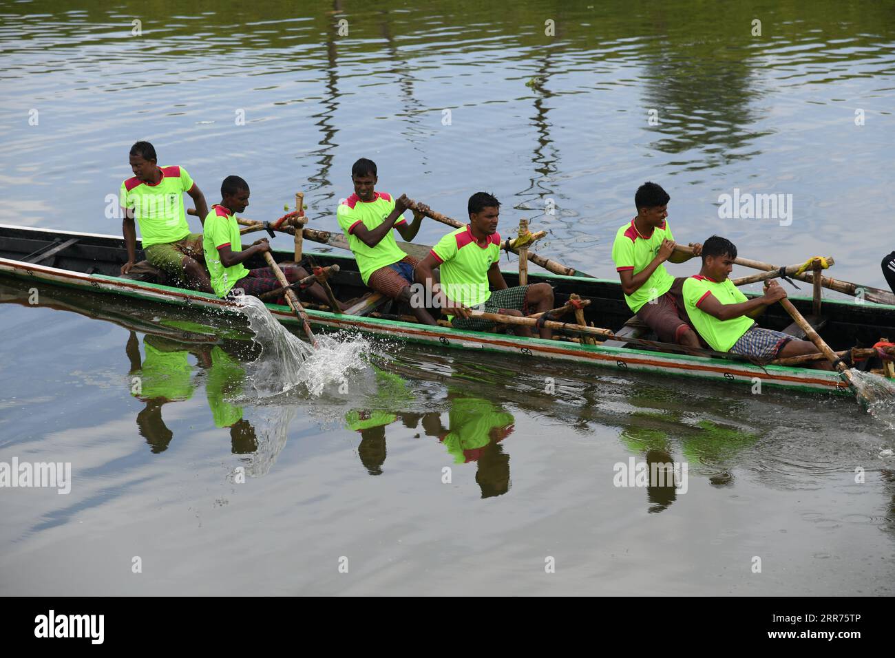 Kolkata, India. 6 settembre 2023. Tradizionale ottavo festival annuale di gare in barca nei Sundarbans sul fiume Thakuran (chiamato anche Jamira) nei Sundarbans con migliaia di tifosi locali a Betberia ghola, a circa 50 km di distanza da Calcutta. Dove sei barche lunghe 60 piedi che partecipano con 9 barcaioli ciascuna organizzata dagli abitanti del villaggio di Ramamari e Gobramari, South 24 Parganas, West Bengal. (Foto di Biswarup Ganguly/Pacific Press) Credit: Pacific Press Media Production Corp./Alamy Live News Foto Stock