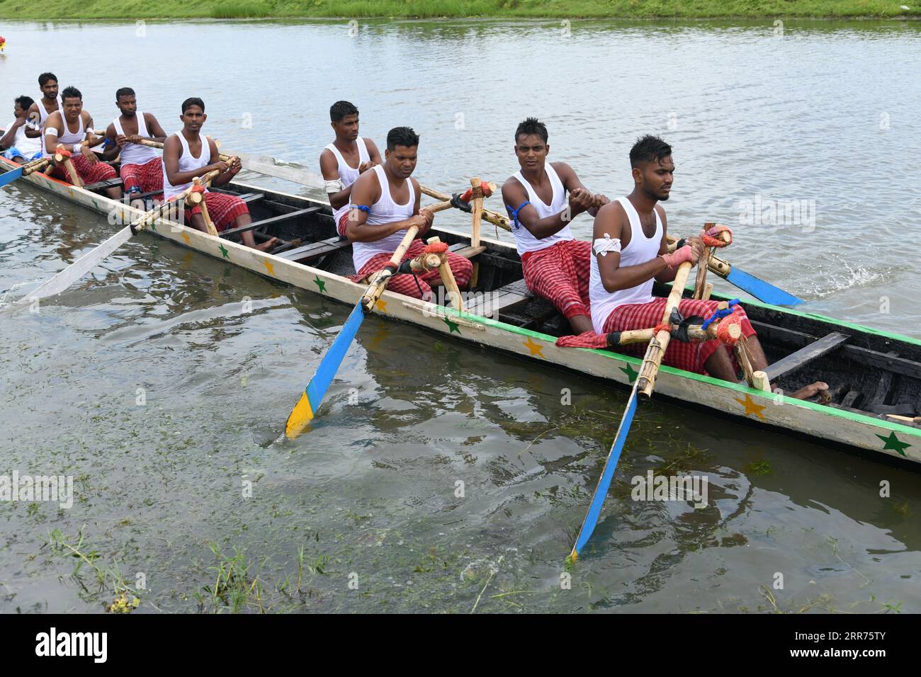 Kolkata, India. 6 settembre 2023. Tradizionale ottavo festival annuale di gare in barca nei Sundarbans sul fiume Thakuran (chiamato anche Jamira) nei Sundarbans con migliaia di tifosi locali a Betberia ghola, a circa 50 km di distanza da Calcutta. Dove sei barche lunghe 60 piedi che partecipano con 9 barcaioli ciascuna organizzata dagli abitanti del villaggio di Ramamari e Gobramari, South 24 Parganas, West Bengal. (Foto di Biswarup Ganguly/Pacific Press) Credit: Pacific Press Media Production Corp./Alamy Live News Foto Stock