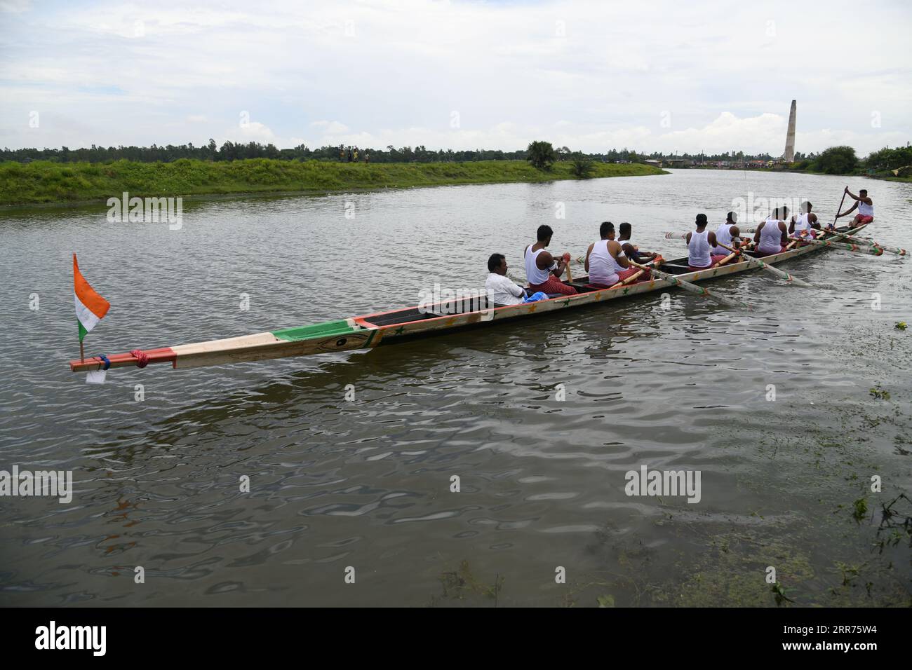 Kolkata, India. 6 settembre 2023. Tradizionale ottavo festival annuale di gare in barca nei Sundarbans sul fiume Thakuran (chiamato anche Jamira) nei Sundarbans con migliaia di tifosi locali a Betberia ghola, a circa 50 km di distanza da Calcutta. Dove sei barche lunghe 60 piedi che partecipano con 9 barcaioli ciascuna organizzata dagli abitanti del villaggio di Ramamari e Gobramari, South 24 Parganas, West Bengal. (Foto di Biswarup Ganguly/Pacific Press) Credit: Pacific Press Media Production Corp./Alamy Live News Foto Stock