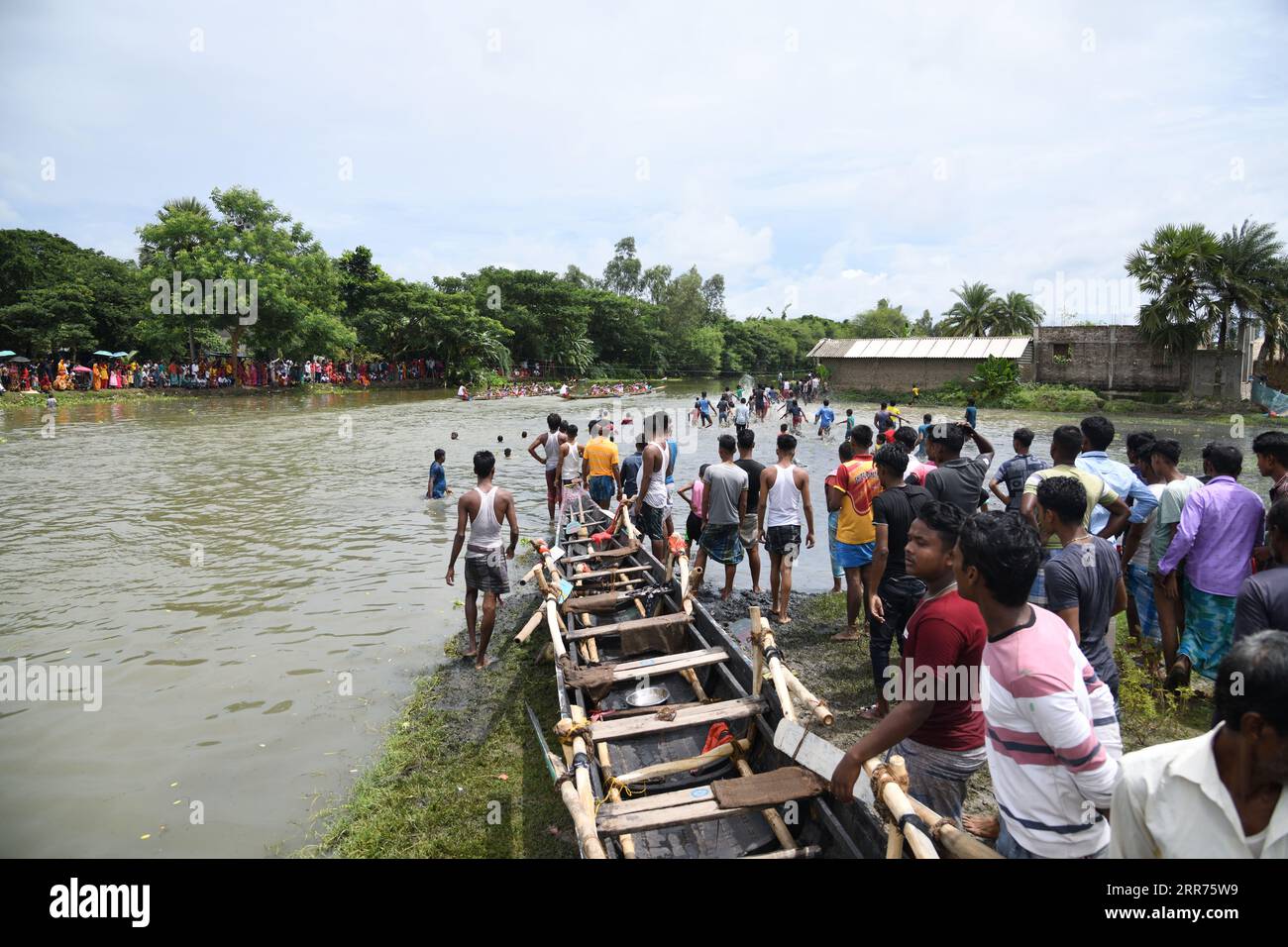 Kolkata, India. 6 settembre 2023. Tradizionale ottavo festival annuale di gare in barca nei Sundarbans sul fiume Thakuran (chiamato anche Jamira) nei Sundarbans con migliaia di tifosi locali a Betberia ghola, a circa 50 km di distanza da Calcutta. Dove sei barche lunghe 60 piedi che partecipano con 9 barcaioli ciascuna organizzata dagli abitanti del villaggio di Ramamari e Gobramari, South 24 Parganas, West Bengal. (Foto di Biswarup Ganguly/Pacific Press) Credit: Pacific Press Media Production Corp./Alamy Live News Foto Stock