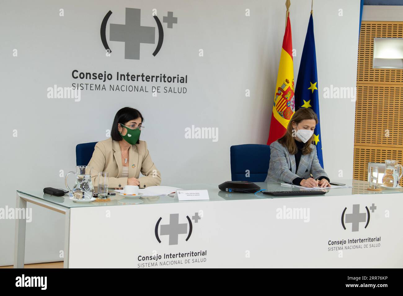 210316 -- MADRID, 16 marzo 2021 -- il ministro della salute Carolina Darias L e Maria Jesus Lamas, direttore dell'Agenzia spagnola per la Medicina e i prodotti sanitari, partecipano a una conferenza stampa a la Moncloa, Madrid, Spagna, il 15 marzo 2021. La Spagna lunedì si è unita ad altre nazioni europee, come la Francia, l'Italia e la Germania, nel sospendere l'uso del vaccino AstraZeneca/Oxford per paura che possa portare a coaguli di sangue. Foto di /Xinhua SPAIN-MADRID-COVID-19-ASTRAZENECA/OXFORD VACCINO-SOSPENSIONE BorjaxPuigxdexlaxBellacasa PUBLICATIONxNOTxINxCHN Foto Stock