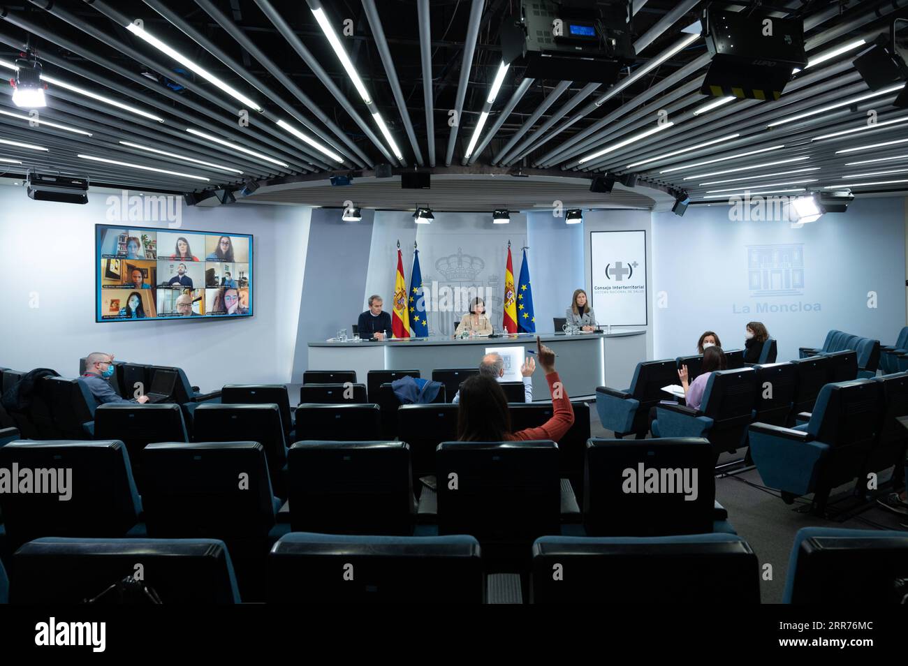 210316 -- MADRID, 16 marzo 2021 -- foto scattata il 15 marzo 2021 mostra una conferenza stampa tenutasi a la Moncloa, Madrid, Spagna. La Spagna lunedì si è unita ad altre nazioni europee, come la Francia, l'Italia e la Germania, nel sospendere l'uso del vaccino AstraZeneca/Oxford per paura che possa portare a coaguli di sangue. Foto di /Xinhua SPAIN-MADRID-COVID-19-ASTRAZENECA/OXFORD VACCINO-SOSPENSIONE BorjaxPuigxdexlaxBellacasa PUBLICATIONxNOTxINxCHN Foto Stock