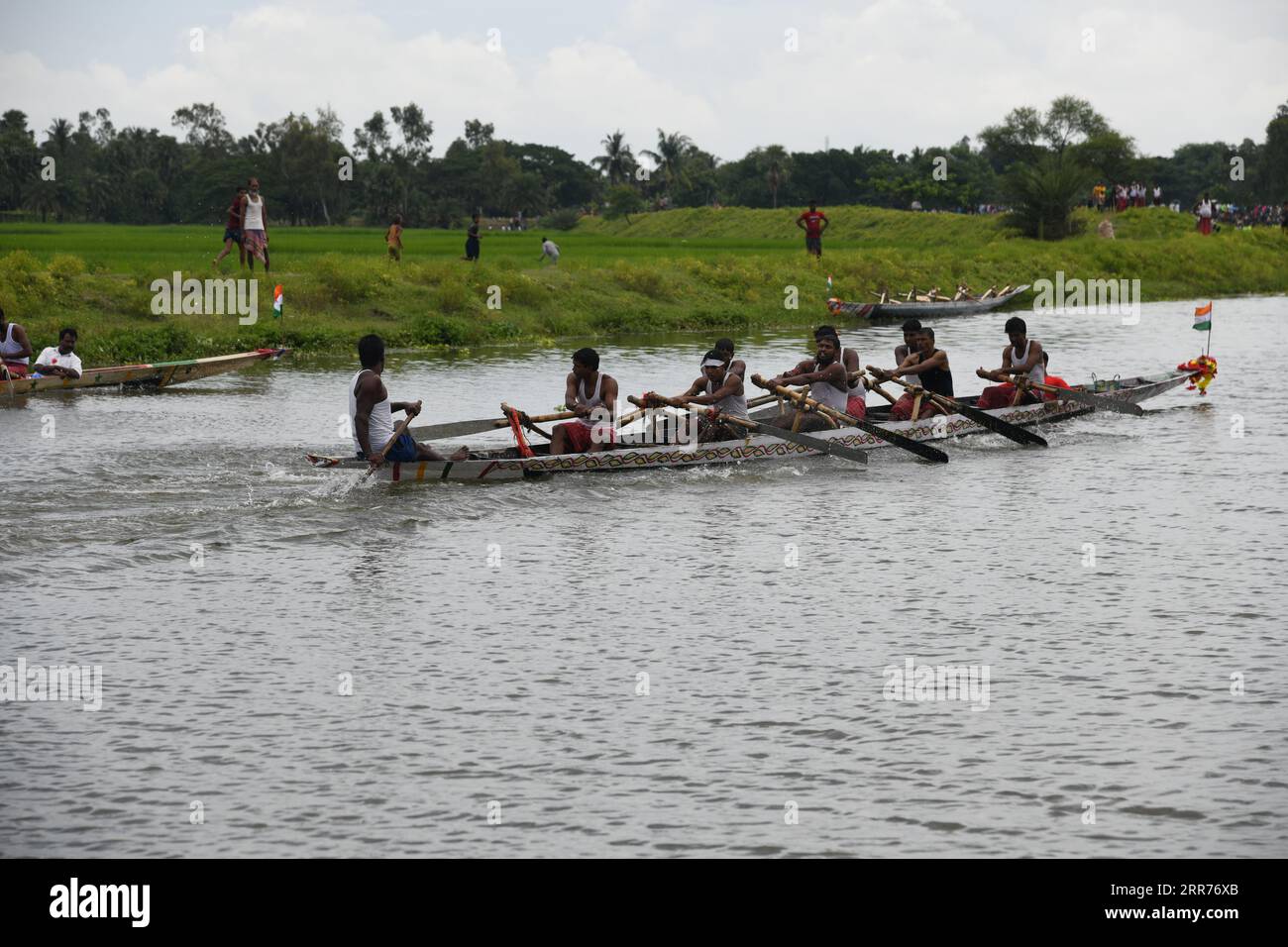 Calcutta, Bengala Occidentale, India. 6 settembre 2023. Tradizionale ottavo festival annuale di gare in barca nei Sundarbans sul fiume Thakuran (chiamato anche Jamira) nei Sundarbans con migliaia di tifosi locali a Betberia ghola, a circa 50 km di distanza da Calcutta. Dove sei barche lunghe 60 piedi che partecipano con 9 barcaioli ciascuna organizzata dagli abitanti del villaggio di Ramamari e Gobramari, South 24 Parganas, West Bengal. (Immagine di credito: © Biswarup Ganguly/Pacific Press via ZUMA Press Wire) SOLO USO EDITORIALE! Non per USO commerciale! Foto Stock