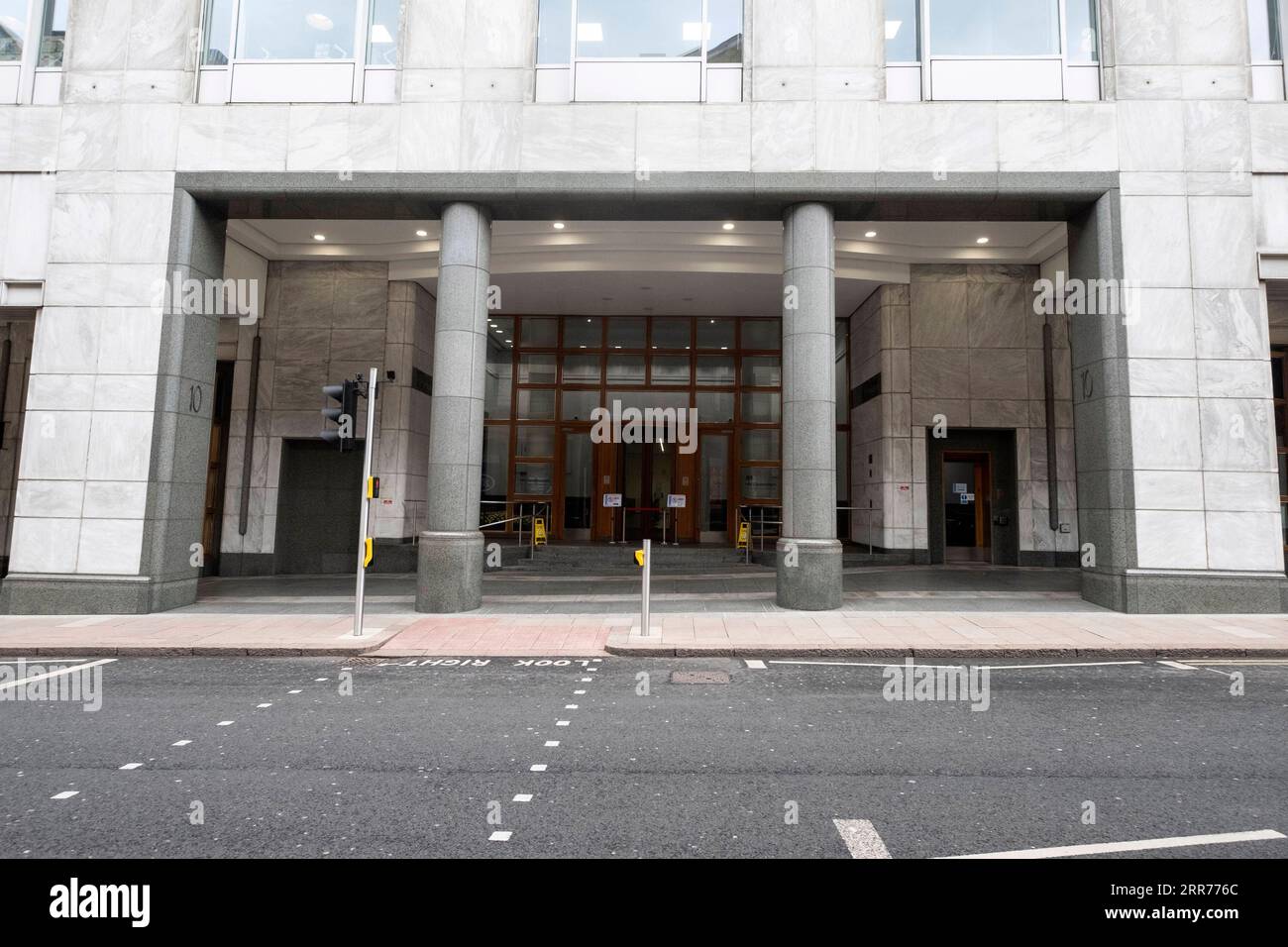 210316 -- LONDRA, 16 marzo 2021 -- la foto scattata il 16 marzo 2021 mostra una vista generale dell'ingresso di un edificio in cui gli uffici MHRA dell'Agenzia britannica per la regolamentazione dei medicinali e dei prodotti sanitari si trovano a Londra, in Gran Bretagna. In Gran Bretagna sono state somministrate più di 11 milioni di dosi di vaccino Oxford/AstraZeneca, e l'agenzia britannica per la regolamentazione dei medicinali e dei prodotti sanitari MHRA ha detto molto chiaramente che non stanno vedendo alcun aumento nel numero di casi di coaguli di sangue rispetto a quello che vedrebbero normalmente, Andrew Pollard, direttore del gruppo vaccino di Oxford, ha detto oggi alla BBC Foto Stock