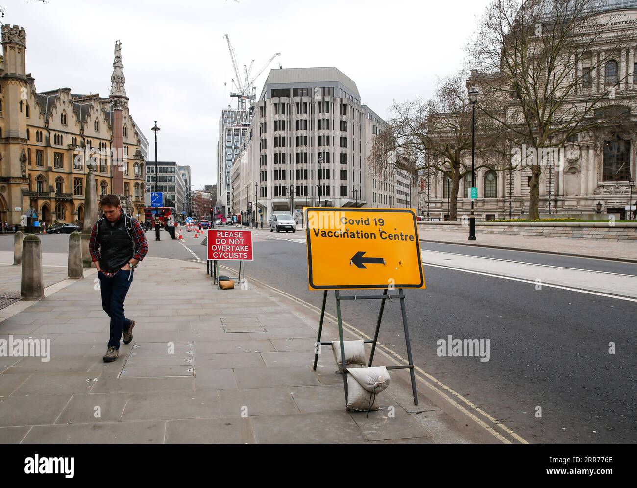 210316 -- LONDRA, 16 marzo 2021 -- Un uomo cammina davanti a un segno di un centro di vaccinazione contro la COVID-19 a Londra, in Gran Bretagna, il 16 marzo 2021. In Gran Bretagna sono state somministrate più di 11 milioni di dosi di vaccino Oxford/AstraZeneca, e l'agenzia britannica per la regolamentazione dei medicinali e dei prodotti sanitari MHRA ha detto molto chiaramente che non stanno vedendo alcun aumento nel numero di casi di coaguli di sangue rispetto a quello che vedrebbero normalmente, Andrew Pollard, direttore del gruppo vaccino di Oxford, ha detto al programma oggi della BBC. BRITAIN-LONDON-COVID-19-MHRA-OXFORD/ASTRAZENECA VACCINE HANXYAN PUBLICATIONXNOTXINXCHN Foto Stock