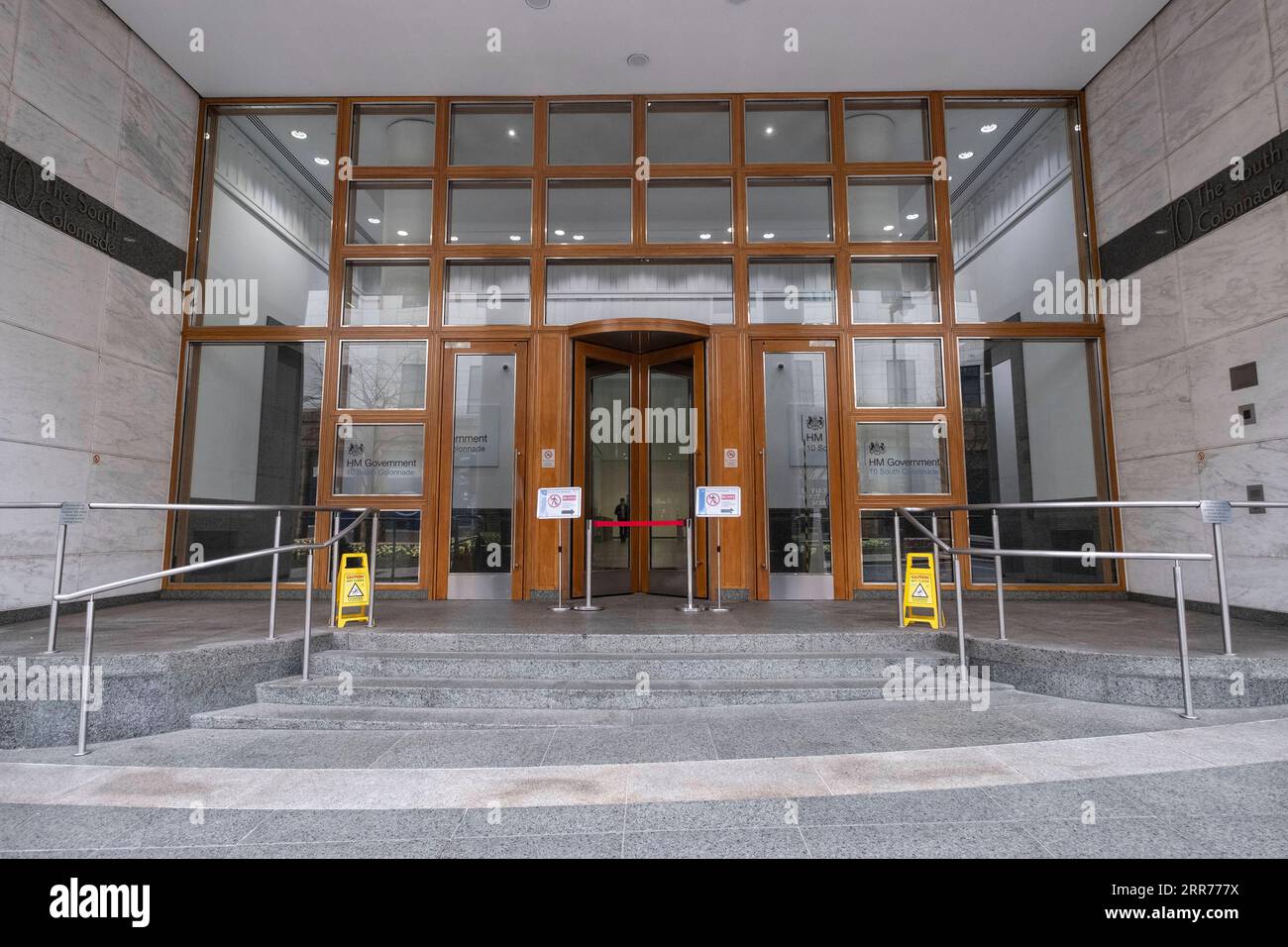 210316 -- LONDRA, 16 marzo 2021 -- la foto scattata il 16 marzo 2021 mostra una vista generale dell'ingresso di un edificio in cui gli uffici MHRA dell'Agenzia britannica per la regolamentazione dei medicinali e dei prodotti sanitari si trovano a Londra, in Gran Bretagna. In Gran Bretagna sono state somministrate più di 11 milioni di dosi di vaccino Oxford/AstraZeneca, e l'agenzia britannica per la regolamentazione dei medicinali e dei prodotti sanitari MHRA ha detto molto chiaramente che non stanno vedendo alcun aumento nel numero di casi di coaguli di sangue rispetto a quello che vedrebbero normalmente, Andrew Pollard, direttore del gruppo vaccino di Oxford, ha detto oggi alla BBC Foto Stock