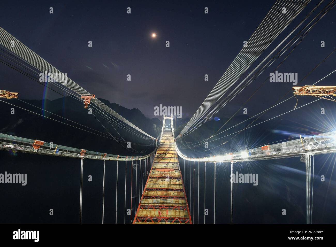 210319 -- GUIDING, 19 marzo 2021 -- la foto scattata il 17 marzo 2021 mostra una vista notturna del cantiere il grande ponte Yangbaoshan dell'autostrada Guiyang-Huangping nella provincia di Guizhou nella Cina sud-occidentale. Con una portata principale di 650 metri, il grande ponte si estende per 1.112 metri di lunghezza. Attualmente, la costruzione del ponte è entrata nella fase finale dell'installazione della trave reticolare in acciaio. CHINA-GUIZHOU-GUIYANG-HUANGPING HIGHWAY-CONSTRUCTION CN YANGXWENBIN PUBLICATIONXNOTXINXCHN Foto Stock