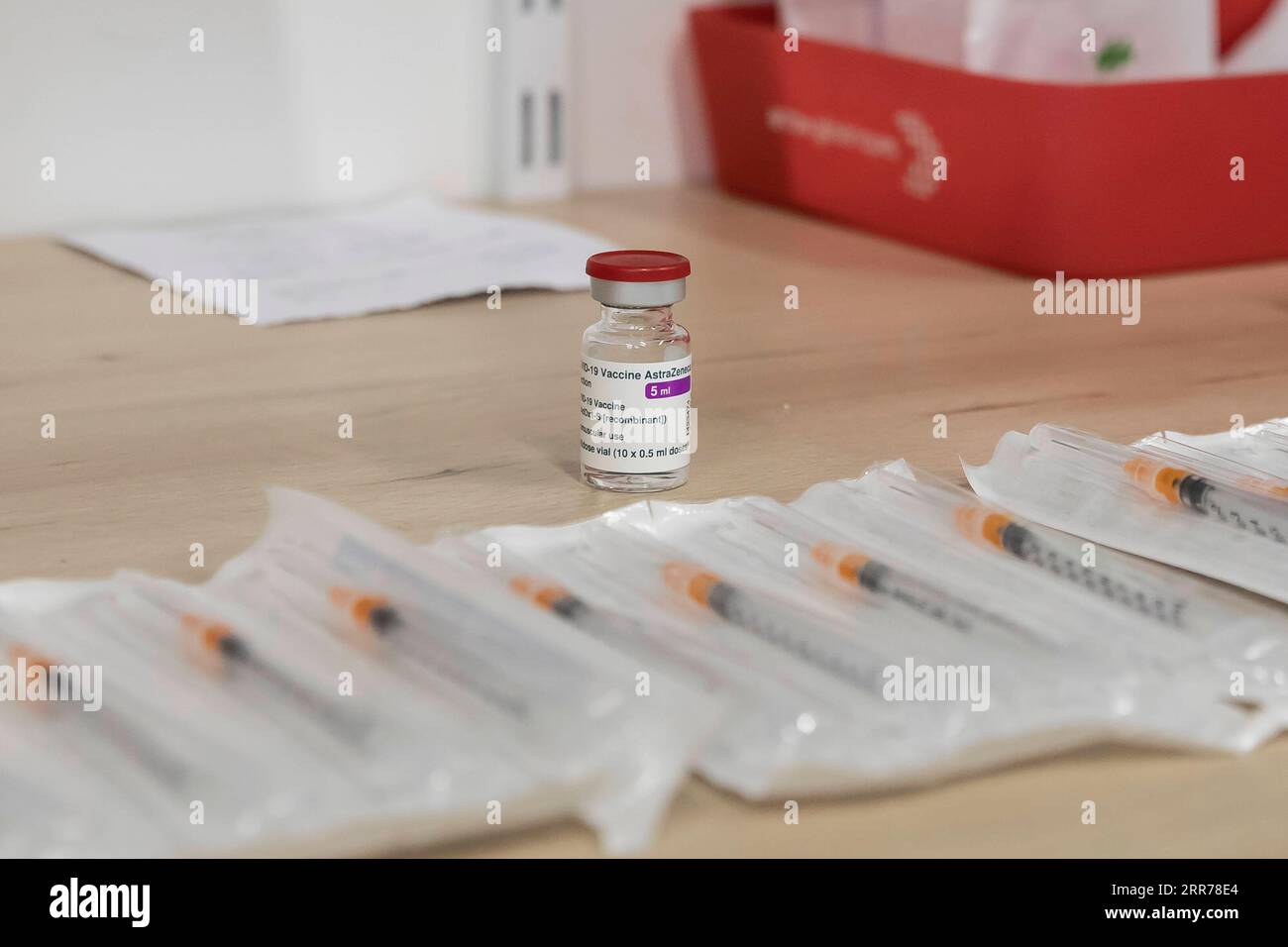 210319 -- TOURCOING FRANCE, 19 marzo 2021 -- Una fiala del vaccino AstraZeneca COVID-19 è stata osservata in una farmacia a Tourcoing, Hauts-de-France, in Francia, il 19 marzo 2021. La Francia ha ripreso il lancio del vaccino AstraZeneca COVID-19 venerdì. La Francia è stato uno dei molti paesi europei che avevano sospeso l'introduzione del vaccino Oxford/AstraZeneca all'inizio di questa settimana, citando preoccupazioni per le segnalazioni di persone che sviluppano coaguli di sangue dopo il jab. Foto di /Xinhua FRANCE-TOURCOING-COVID-19 VACCINE-ASTRAZENECA-RESUMPTION SebastienxCourdji PUBLICATIONxNOTxINxCHN Foto Stock