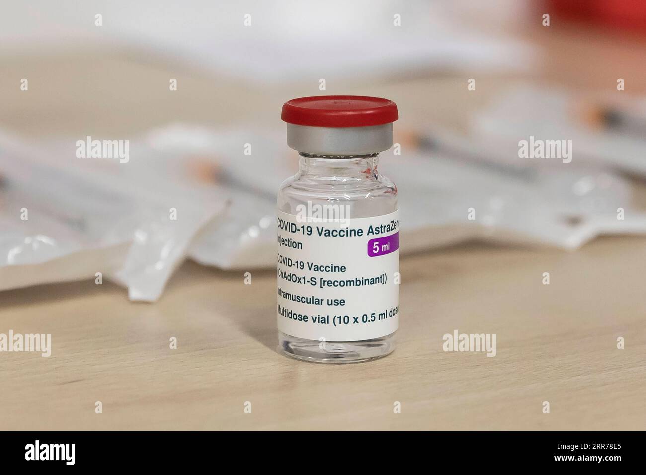 210319 -- TOURCOING FRANCE, 19 marzo 2021 -- Una fiala del vaccino AstraZeneca COVID-19 è stata osservata in una farmacia a Tourcoing, Hauts-de-France, in Francia, il 19 marzo 2021. La Francia ha ripreso il lancio del vaccino AstraZeneca COVID-19 venerdì. La Francia è stato uno dei molti paesi europei che avevano sospeso l'introduzione del vaccino Oxford/AstraZeneca all'inizio di questa settimana, citando preoccupazioni per le segnalazioni di persone che sviluppano coaguli di sangue dopo il jab. Foto di /Xinhua FRANCE-TOURCOING-COVID-19 VACCINE-ASTRAZENECA-RESUMPTION SebastienxCourdji PUBLICATIONxNOTxINxCHN Foto Stock