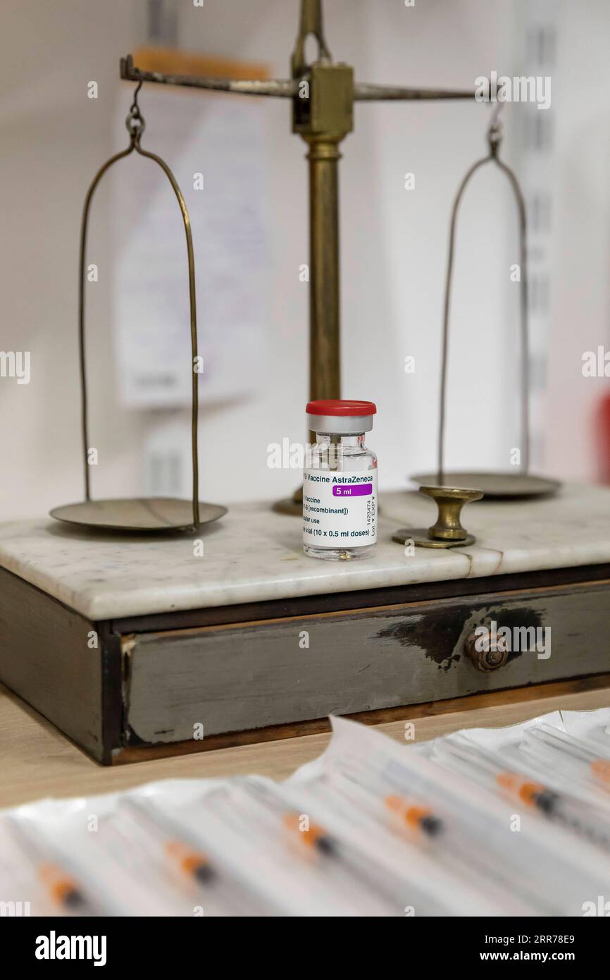 210319 -- TOURCOING FRANCE, 19 marzo 2021 -- Una fiala del vaccino AstraZeneca COVID-19 è stata osservata in una farmacia a Tourcoing, Hauts-de-France, in Francia, il 19 marzo 2021. La Francia ha ripreso il lancio del vaccino AstraZeneca COVID-19 venerdì. La Francia è stato uno dei molti paesi europei che avevano sospeso l'introduzione del vaccino Oxford/AstraZeneca all'inizio di questa settimana, citando preoccupazioni per le segnalazioni di persone che sviluppano coaguli di sangue dopo il jab. Foto di /Xinhua FRANCE-TOURCOING-COVID-19 VACCINE-ASTRAZENECA-RESUMPTION SebastienxCourdji PUBLICATIONxNOTxINxCHN Foto Stock