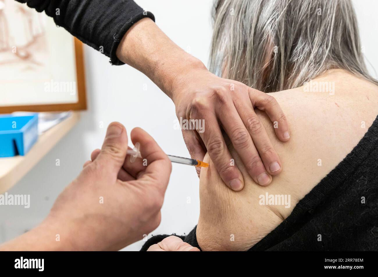 210319 -- TOURCOING FRANCIA, 19 marzo 2021 -- Un farmacista amministra il vaccino AstraZeneca COVID-19 a una donna in una farmacia a Tourcoing, Hauts-de-France, Francia, il 19 marzo 2021. La Francia ha ripreso il lancio del vaccino AstraZeneca COVID-19 venerdì. La Francia è stato uno dei molti paesi europei che avevano sospeso l'introduzione del vaccino Oxford/AstraZeneca all'inizio di questa settimana, citando preoccupazioni per le segnalazioni di persone che sviluppano coaguli di sangue dopo il jab. Foto di /Xinhua FRANCE-TOURCOING-COVID-19 VACCINE-ASTRAZENECA-RESUMPTION SebastienxCourdji PUBLICATIONxNOTxINxCHN Foto Stock