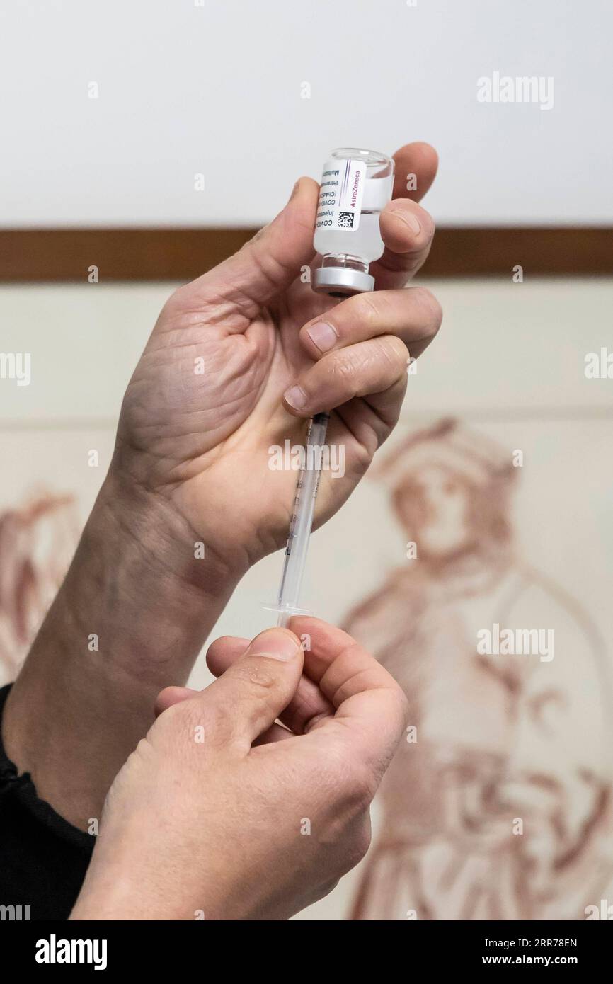 210319 -- TOURCOING FRANCIA, 19 marzo 2021 -- Un farmacista prepara una dose del vaccino COVID-19 AstraZeneca in una farmacia a Tourcoing, Hauts-de-France, Francia, il 19 marzo 2021. La Francia ha ripreso il lancio del vaccino AstraZeneca COVID-19 venerdì. La Francia è stato uno dei molti paesi europei che avevano sospeso l'introduzione del vaccino Oxford/AstraZeneca all'inizio di questa settimana, citando preoccupazioni per le segnalazioni di persone che sviluppano coaguli di sangue dopo il jab. Foto di /Xinhua FRANCE-TOURCOING-COVID-19 VACCINE-ASTRAZENECA-RESUMPTION SebastienxCourdji PUBLICATIONxNOTxINxCHN Foto Stock