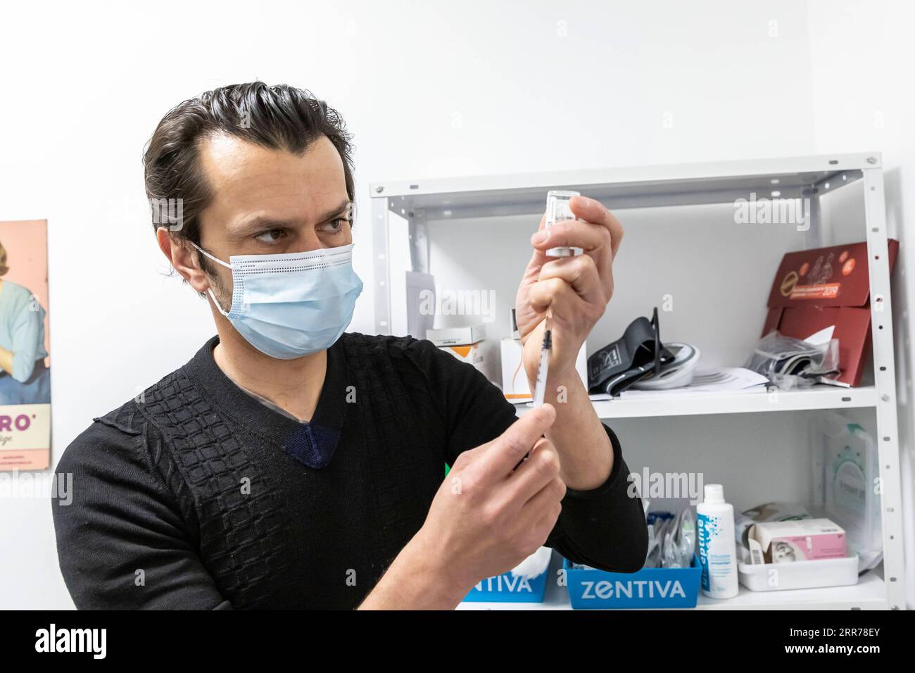 210319 -- TOURCOING FRANCIA, 19 marzo 2021 -- Un farmacista prepara una dose del vaccino COVID-19 AstraZeneca in una farmacia a Tourcoing, Hauts-de-France, Francia, il 19 marzo 2021. La Francia ha ripreso il lancio del vaccino AstraZeneca COVID-19 venerdì. La Francia è stato uno dei molti paesi europei che avevano sospeso l'introduzione del vaccino Oxford/AstraZeneca all'inizio di questa settimana, citando preoccupazioni per le segnalazioni di persone che sviluppano coaguli di sangue dopo il jab. Foto di /Xinhua FRANCE-TOURCOING-COVID-19 VACCINE-ASTRAZENECA-RESUMPTION SebastienxCourdji PUBLICATIONxNOTxINxCHN Foto Stock