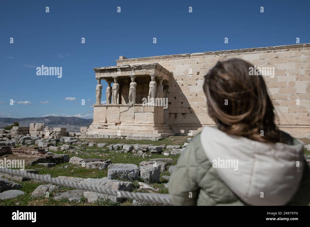 210322 -- ATENE, 22 marzo 2021 -- Una donna visita il sito archeologico dell'Acropoli ad Atene, Grecia, il 22 marzo 2021. Il lunedì, i siti archeologici all'aperto, tra cui la collina dell'Acropoli ad Atene, sono stati riaperti per la prima volta dall'inizio del confinamento. Solo un piccolo gruppo di visitatori è autorizzato a visitare e l'uso di maschere protettive per il viso è obbligatorio. Foto di /Xinhua GRECIA-ATENE-ACROPOLI-RIAPERTURA LefterisxPartsalis PUBLICATIONxNOTxINxCHN Foto Stock