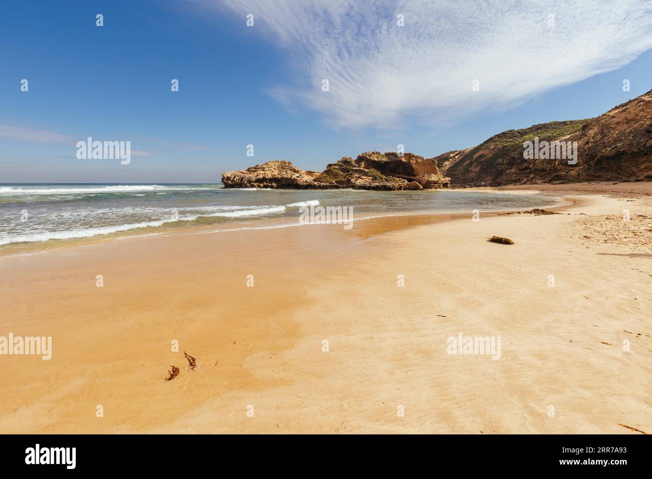 Il famoso London Bridge vicino a Portsea Surf Beach in una soleggiata giornata autunnale a Portsea, Victoria, Australia Foto Stock