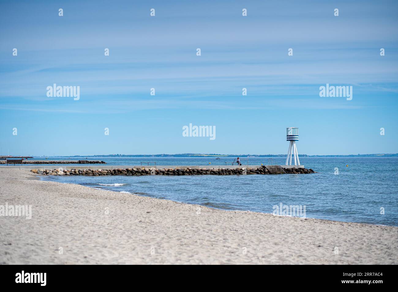 Klampenborg, Danimarca, 17 maggio 2022: Persone in una delle iconiche torri dei bagnini a Bellevue Beach Foto Stock