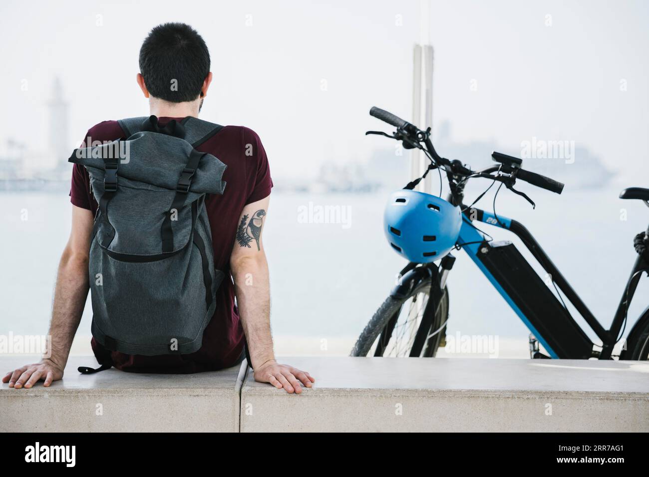 Uomo con vista posteriore seduto sulla sua e-bike Foto Stock