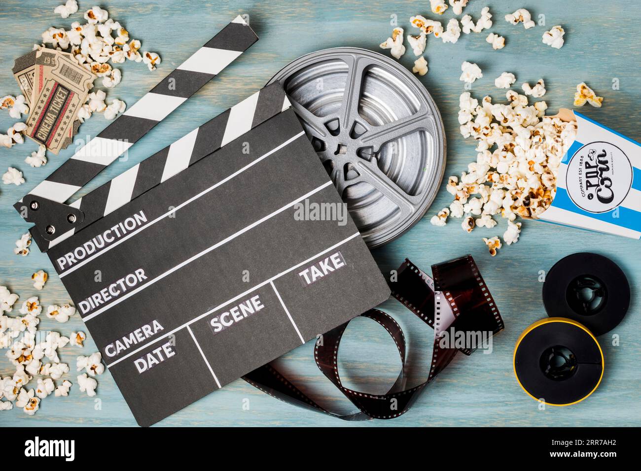 Biglietti per il cinema a strisce di popcorn per clapperboard, banco di legno Foto Stock