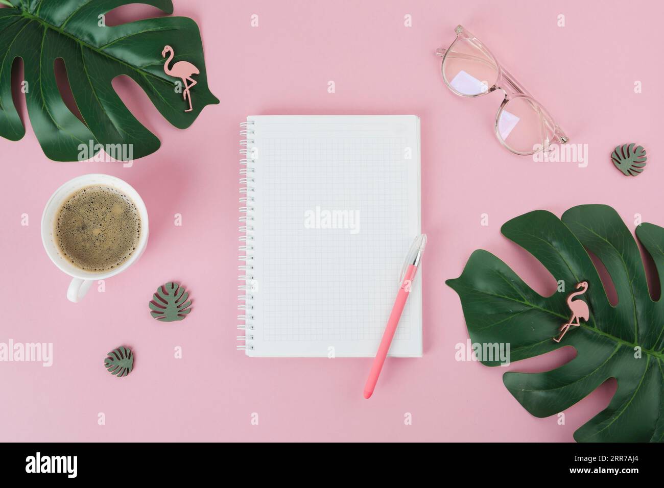 Notebook vuoto con tavolo rosa penna Foto Stock