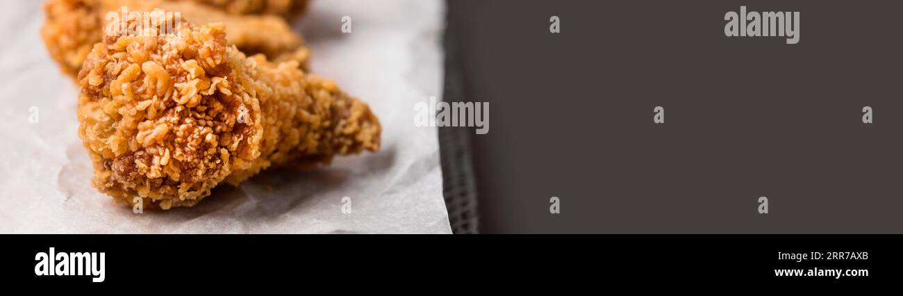 Primo piano sulle ali di pollo fritte con lo spazio per la copia Foto Stock Primo piano sulle ali di pollo fritte con lo spazio per la copia Foto Stock