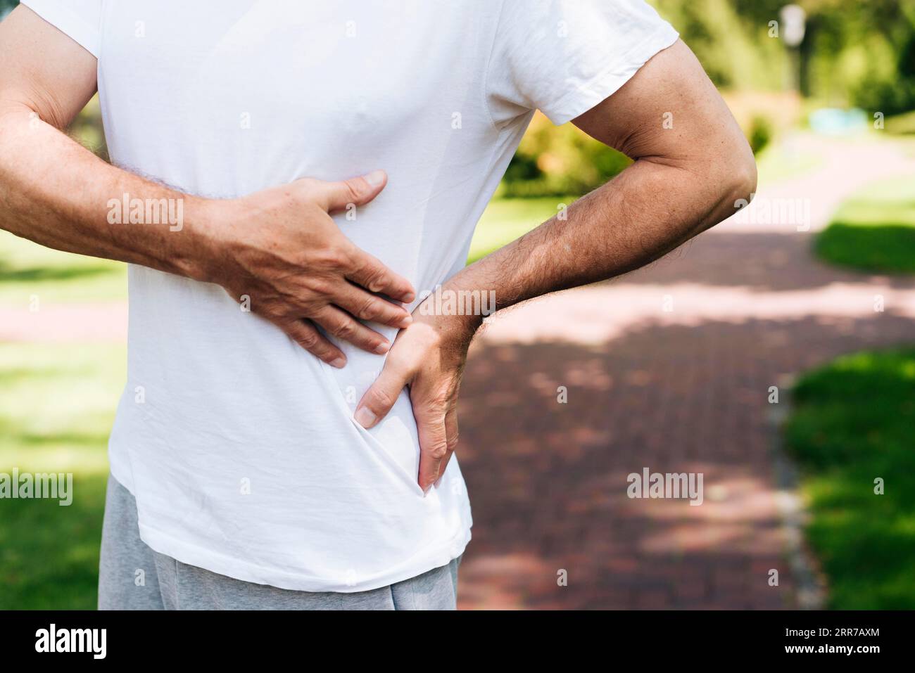 Primo piano vecchio che soffre di dolore Foto Stock