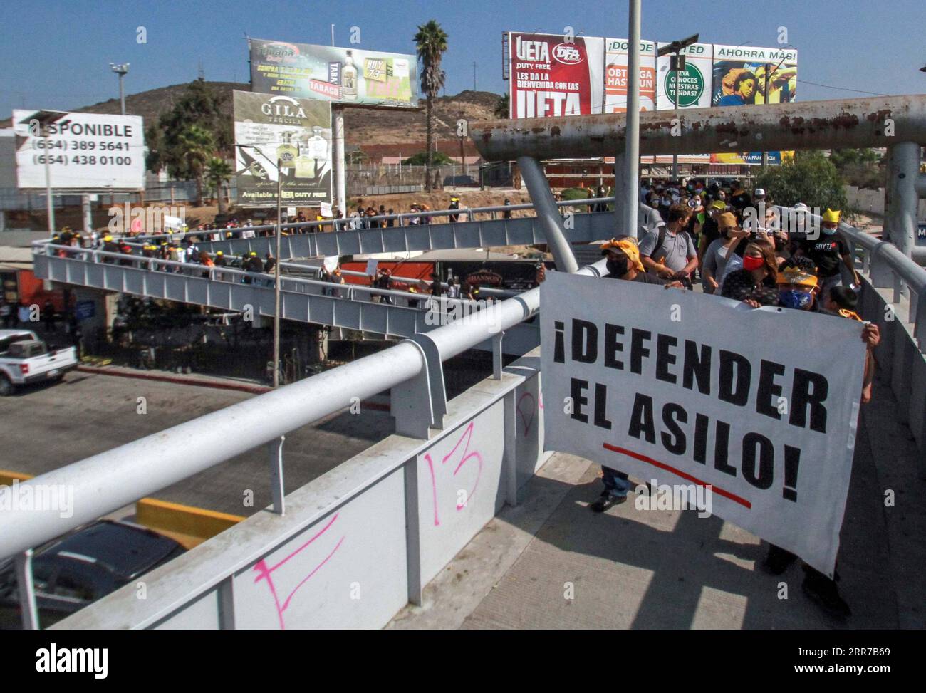 210324 -- PECHINO, 24 marzo 2021 -- la gente partecipa a una protesta per chiedere che i diritti di immigrazione siano protetti dagli Stati Uniti a Tijuana, Messico, 21 ottobre 2020. Secondo il rapporto sulle violazioni dei diritti umani negli Stati Uniti del 2020, pubblicato mercoledì dall'Ufficio di informazione del Consiglio di Stato cinese, gli Stati Uniti hanno calpestato le regole internazionali in mezzo alla COVID-19, diventando il più grande produttore di problemi per la sicurezza e la stabilità globali. Foto di /Xinhua CINA-Stati Uniti VIOLAZIONI DEI DIRITTI UMANI-RAPPORTO-NUMERO JoebethxTerriquez PUBLICATIONxNOTxINxCHN Foto Stock