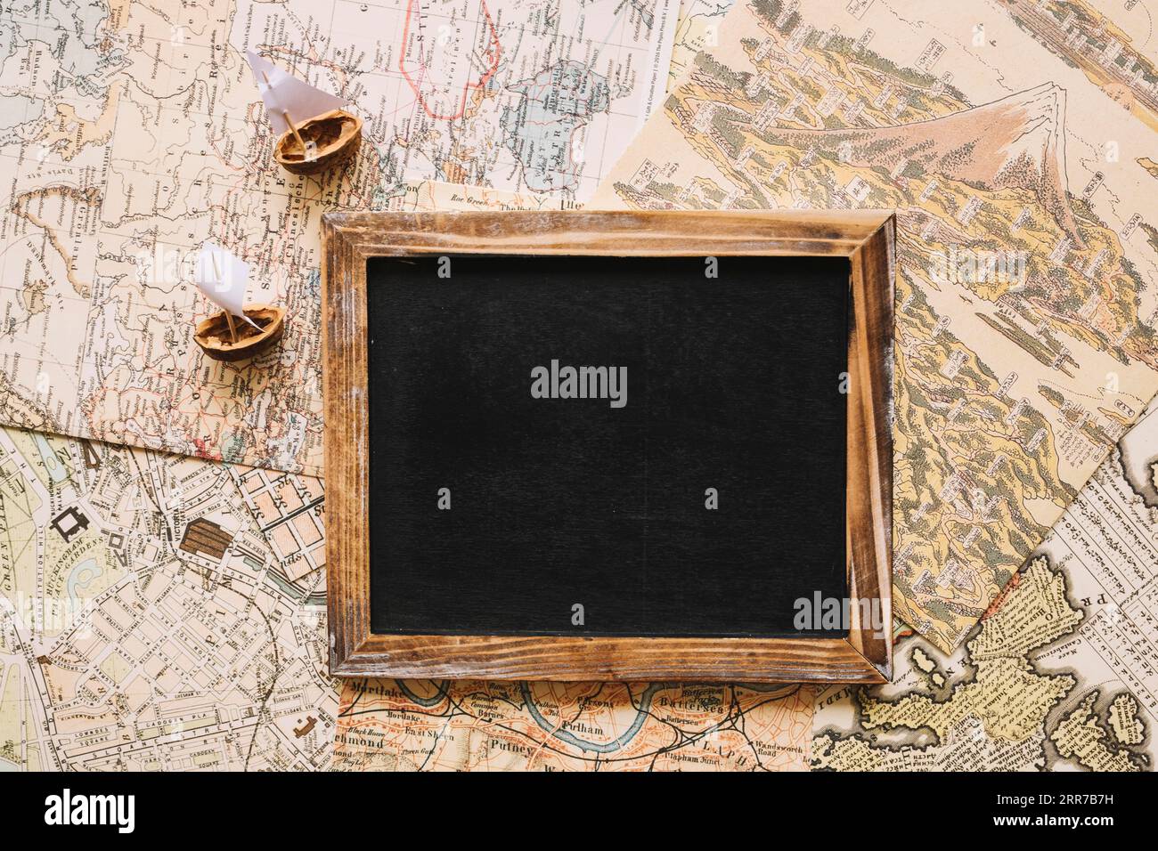 Nutshell boat vicino alla lavagna Foto Stock