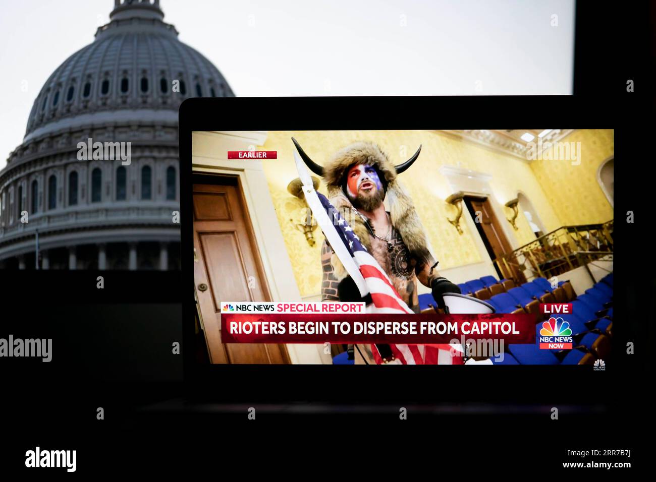 210324 -- PECHINO, 24 marzo 2021 -- Un manifestante che irrompe nell'edificio del Campidoglio degli Stati Uniti viene catturato su uno screenshot in un video di notizie della NBC viste ad Arlington, Virginia, negli Stati Uniti, 6 gennaio 2021. Il disordine democratico americano ha scatenato il caos politico negli Stati Uniti, secondo il rapporto sulle violazioni dei diritti umani negli Stati Uniti nel 2020, pubblicato mercoledì dall'Ufficio informazioni del Consiglio di Stato cinese. CINA-STATI UNITI VIOLAZIONI DEI DIRITTI UMANI - RAPPORTO-NUMERO LiuxJie PUBLICATIONxNOTxINxCHN Foto Stock