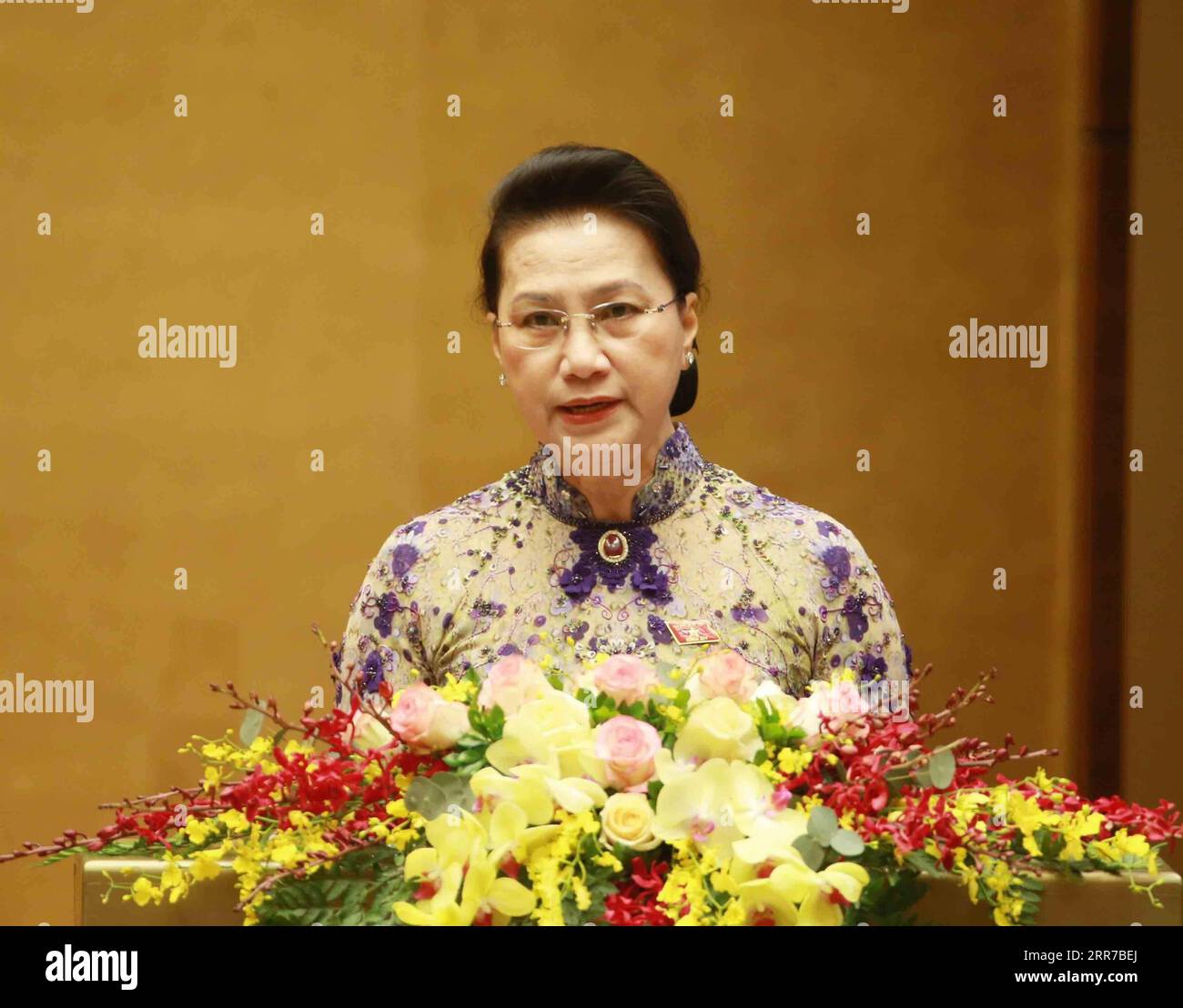 210324 -- HANOI, 24 marzo 2021 -- Nguyen Thi Kim Ngan, presidente dell'Assemblea Nazionale NA del Vietnam, pronuncia un discorso alla sessione di apertura dell'undicesima sessione del XIV NA del Vietnam ad Hanoi, in Vietnam, 24 marzo 2021. Il 14° NA del Vietnam, la massima legislatura del paese, ha aperto la sua undicesima sessione, l'ultima nel suo mandato, nella capitale vietnamita Hanoi mercoledì con importanti cambiamenti di personale in vista. Via Xinhua VIETNAM-HANOI-NATIONAL ASSEMBLY-SESSION VNA PUBLICATIONxNOTxINxCHN Foto Stock