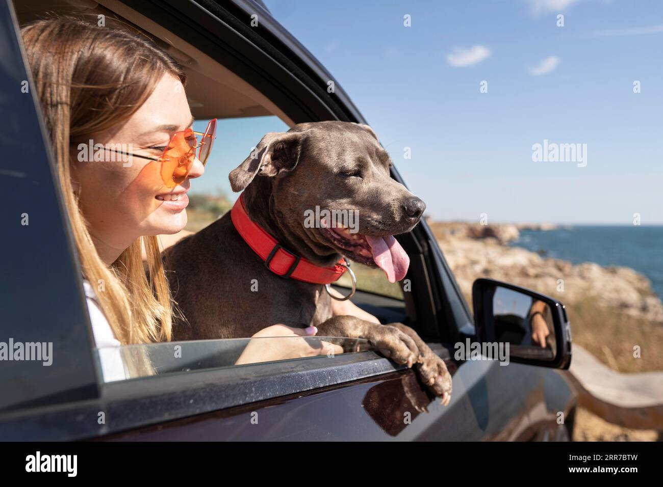 Veduta laterale di una giovane donna che va in gita Foto Stock