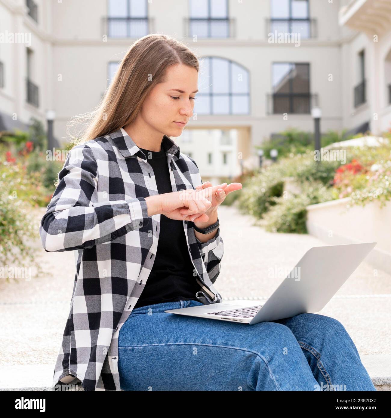 Interprete che comunica attraverso il linguaggio dei segni Foto Stock