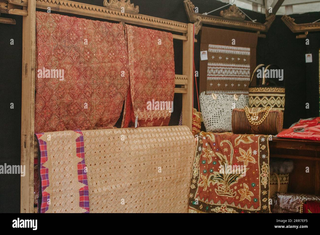 Tessuti vari motivi. diversi tessuti esposti sugli scaffali. Un tessuto che può essere definito un tipico tessuto tapis della provincia di Lampung in Foto Stock