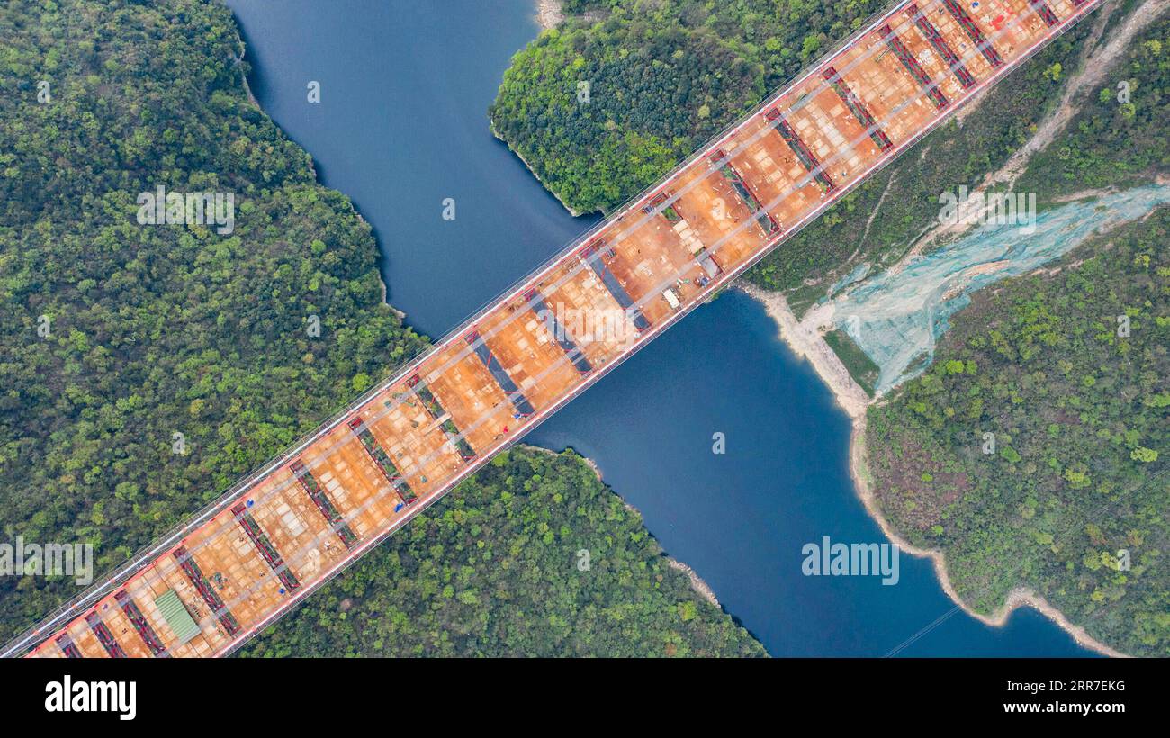 210327 -- GUIDING, 27 marzo 2021 -- foto aerea scattata il 27 marzo 2021 mostra il cantiere del grande ponte Yangbaoshan nella contea di Guiding, nella provincia di Guizhou nella Cina sud-occidentale. Con un'estensione principale di 650 metri, il grande ponte, che fa parte dell'autostrada Guiyang-Huangping, si estende per 1.112 metri di lunghezza. CHINA-GUIZHOU-YANGBAOSHAN BRIDGE-CONSTRUCTION CN TAOXLIANG PUBLICATIONXNOTXINXCHN Foto Stock