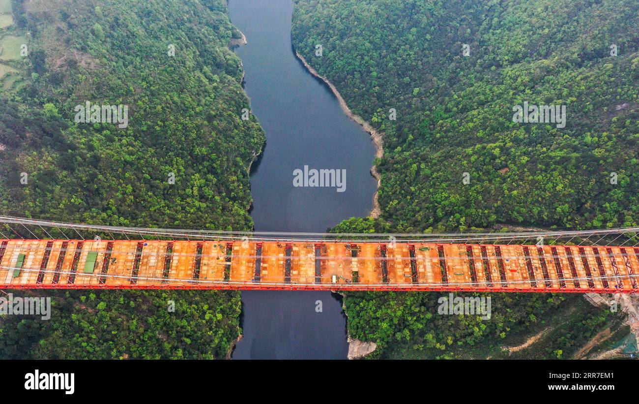 210327 -- GUIDING, 27 marzo 2021 -- foto aerea scattata il 27 marzo 2021 mostra il cantiere del grande ponte Yangbaoshan nella contea di Guiding, nella provincia di Guizhou nella Cina sud-occidentale. Con un'estensione principale di 650 metri, il grande ponte, che fa parte dell'autostrada Guiyang-Huangping, si estende per 1.112 metri di lunghezza. CHINA-GUIZHOU-YANGBAOSHAN BRIDGE-CONSTRUCTION CN YANGXWENBIN PUBLICATIONXNOTXINXCHN Foto Stock