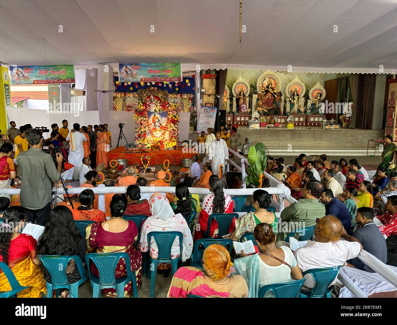 Dhaka, Bangladesh. 6 settembre 2023. Janmashtami, l'anniversario di nascita del Signore Krishna, è stato celebrato in tutto il paese mercoledì con processioni, incontri di discussione, recitazione di Shrimad Bhagat, aarti serali, kirtan, programmi culturali, seminari a tema, e altri programmi. In questo giorno, la religione tradizionale ha celebrato il giorno con la convinzione che Shri Krishna sia apparso sulla terra illuminando la casa di madre Devaki e Baba Basudev nella prigione di Kangs a Mathura per sopprimere il male e nutrire la disciplina. La processione è iniziata dal tempio di Dhakeshwari alle 16:30 di mercoledì fino al Foto Stock