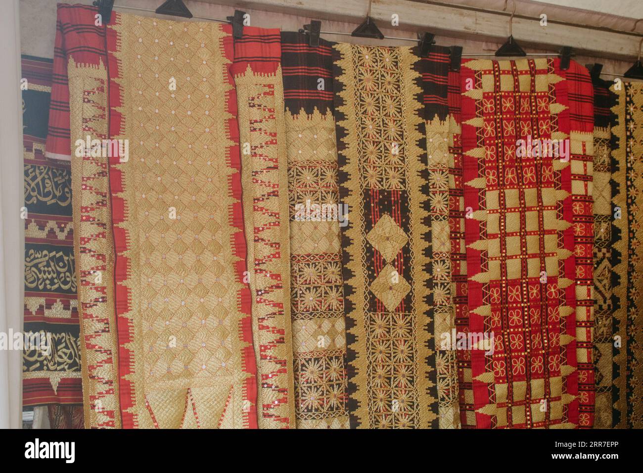 Tessuti vari motivi. diversi tessuti esposti sugli scaffali. Un tessuto che può essere definito un tipico tessuto tapis della provincia di Lampung in Foto Stock