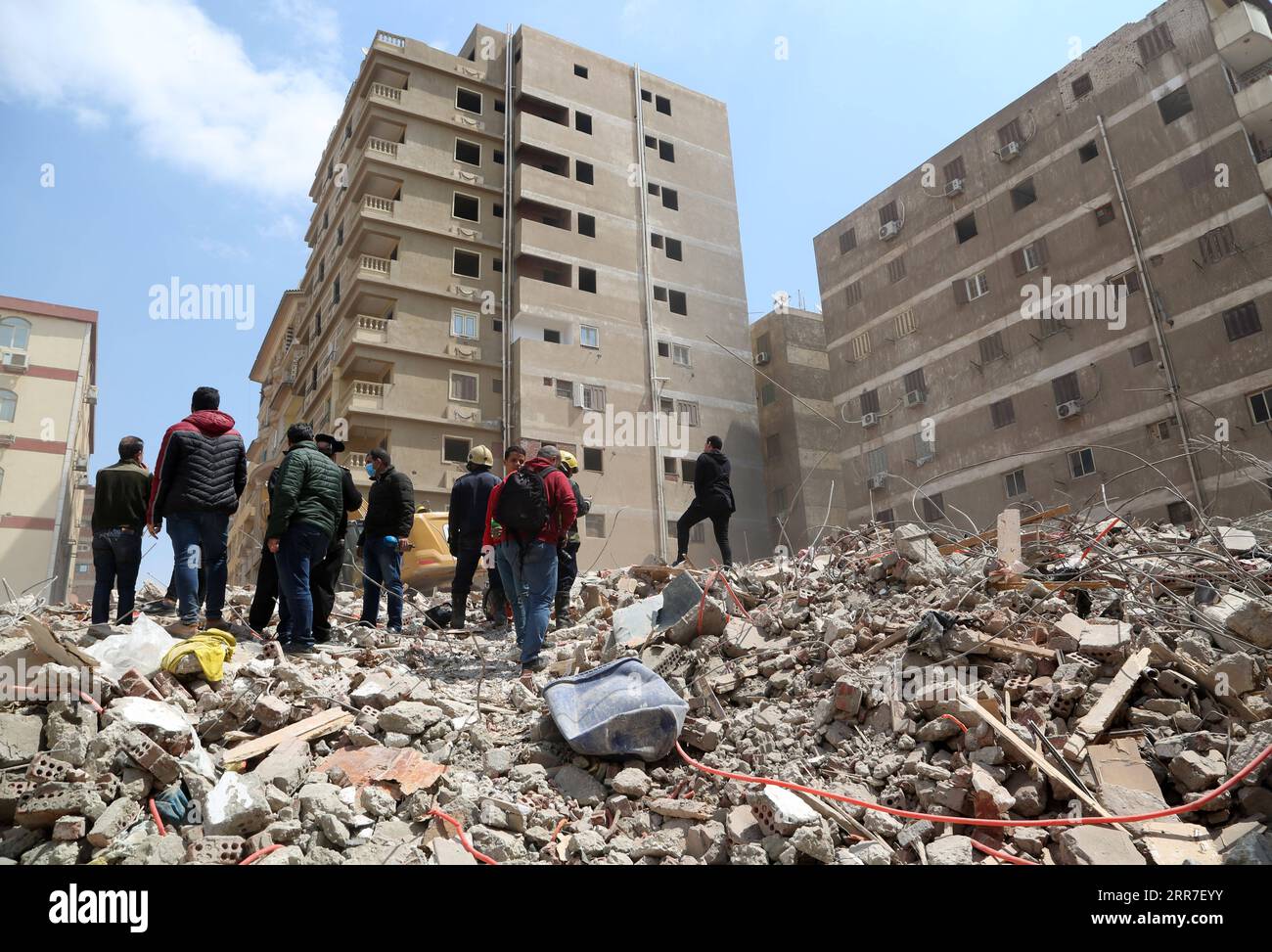 210327 -- CAIRO, 27 marzo 2021 -- i soccorritori cercano persone sotto i detriti di un edificio crollato al Cairo, Egitto, 27 marzo 2021. Secondo una dichiarazione del Governatorato del Cairo, cinque persone sono rimaste uccise e altre 24 sono rimaste ferite sabato in un edificio crollato nella capitale egiziana il Cairo. Foto di /Xinhua EGYPT-CAIRO-BUILDING COLLAPSE-RESCUE MohamedxAsad PUBLICATIONxNOTxINxCHN Foto Stock