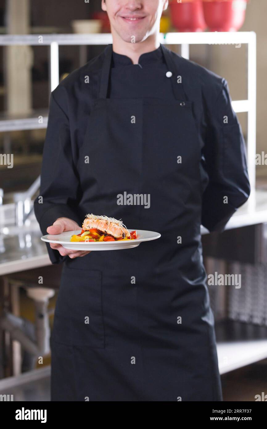 Lo chef che mostra il suo piatto Foto Stock