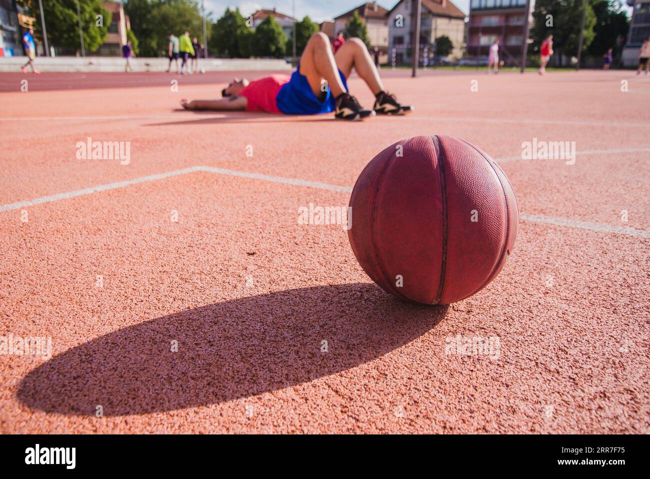 Pavimento per giocatori di basket con palla in primo piano Foto Stock