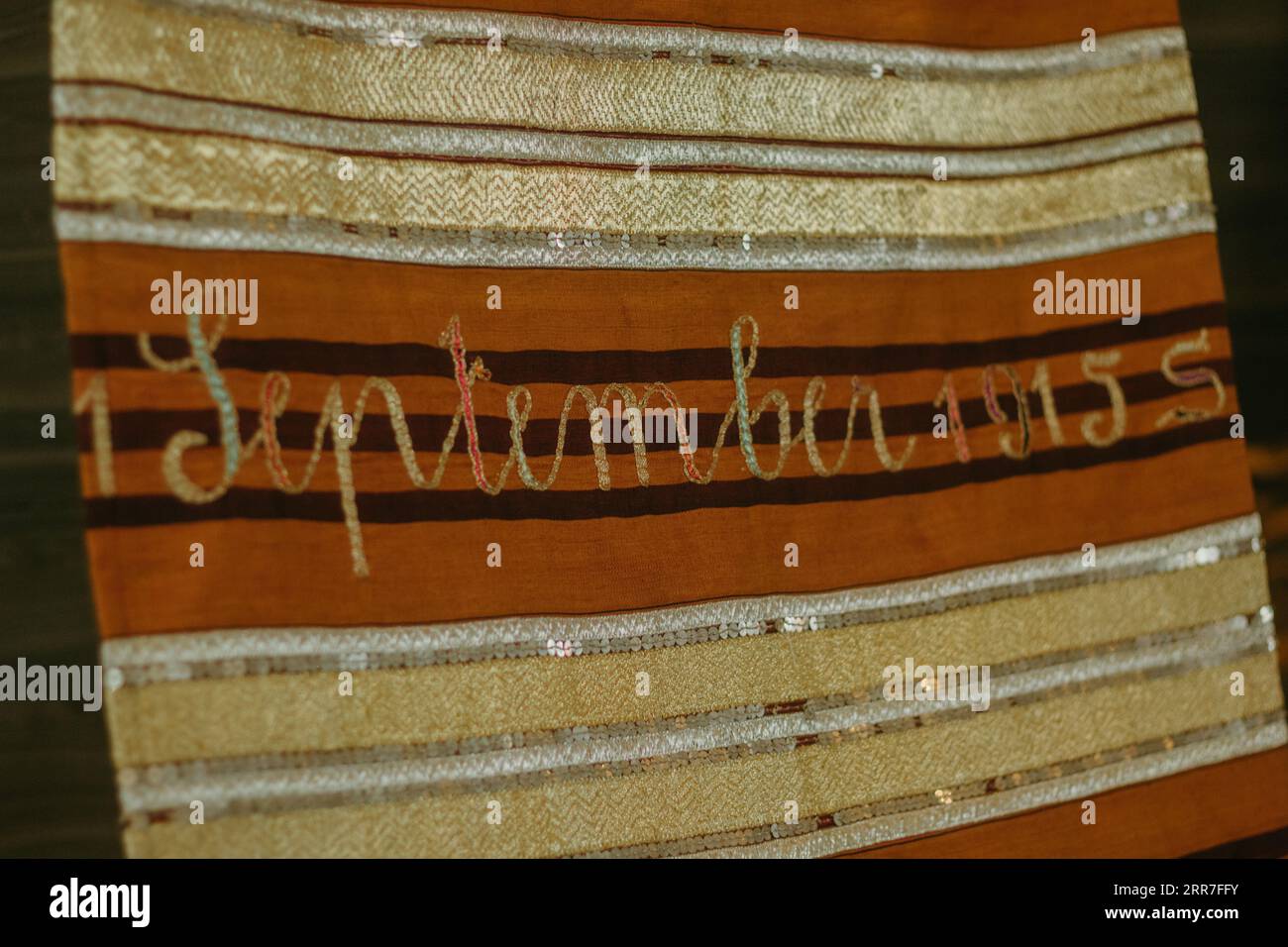 Tessuti vari motivi. diversi tessuti esposti sugli scaffali. Un tessuto che può essere definito un tipico tessuto tapis della provincia di Lampung in Foto Stock