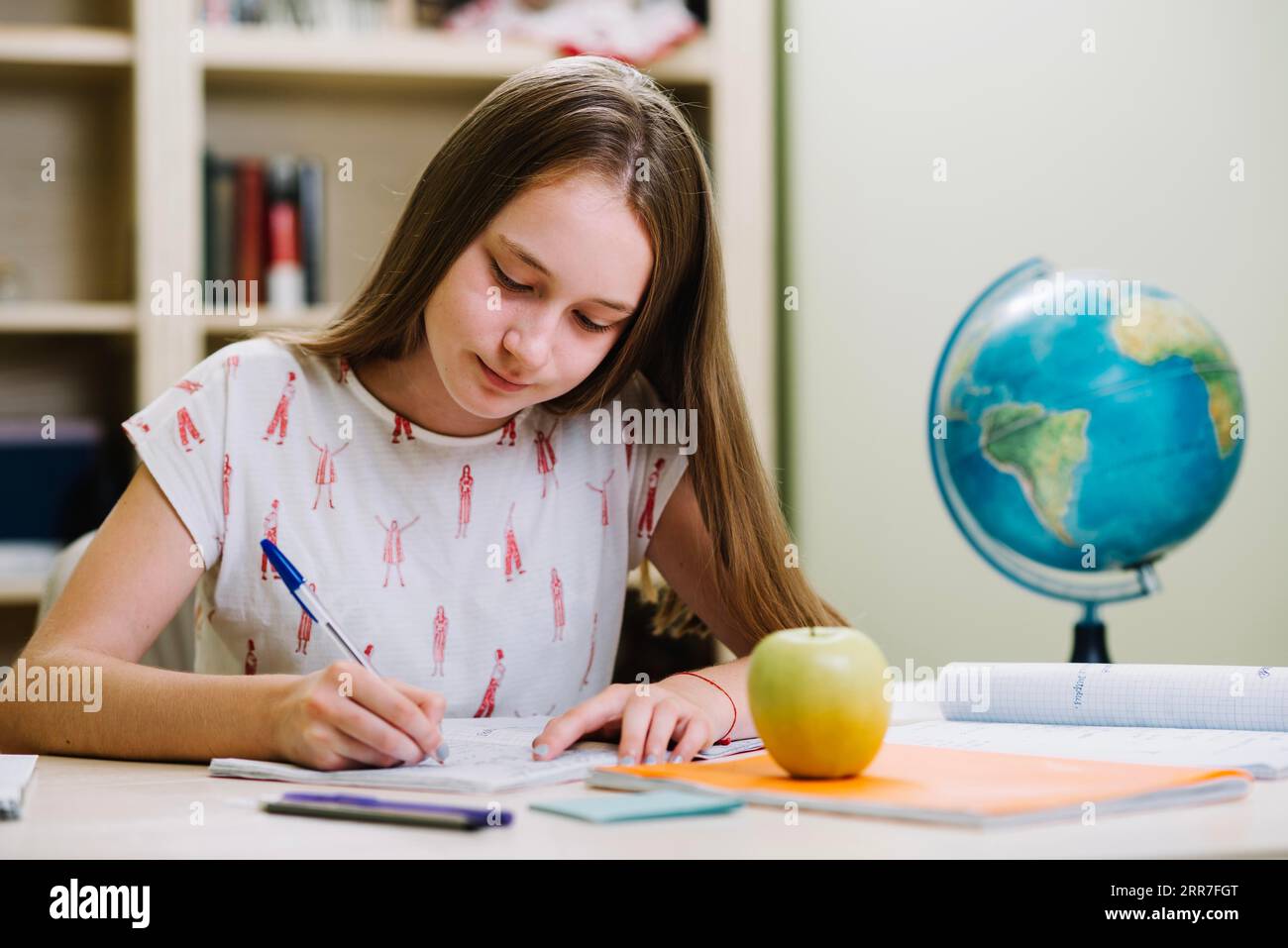 Contenuto studentessa che studia il tavolo Foto Stock