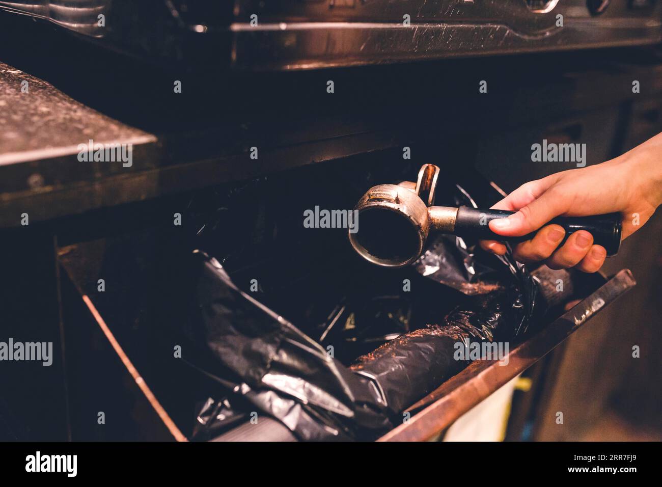 Tagliare la mano che getta il caffè Foto Stock